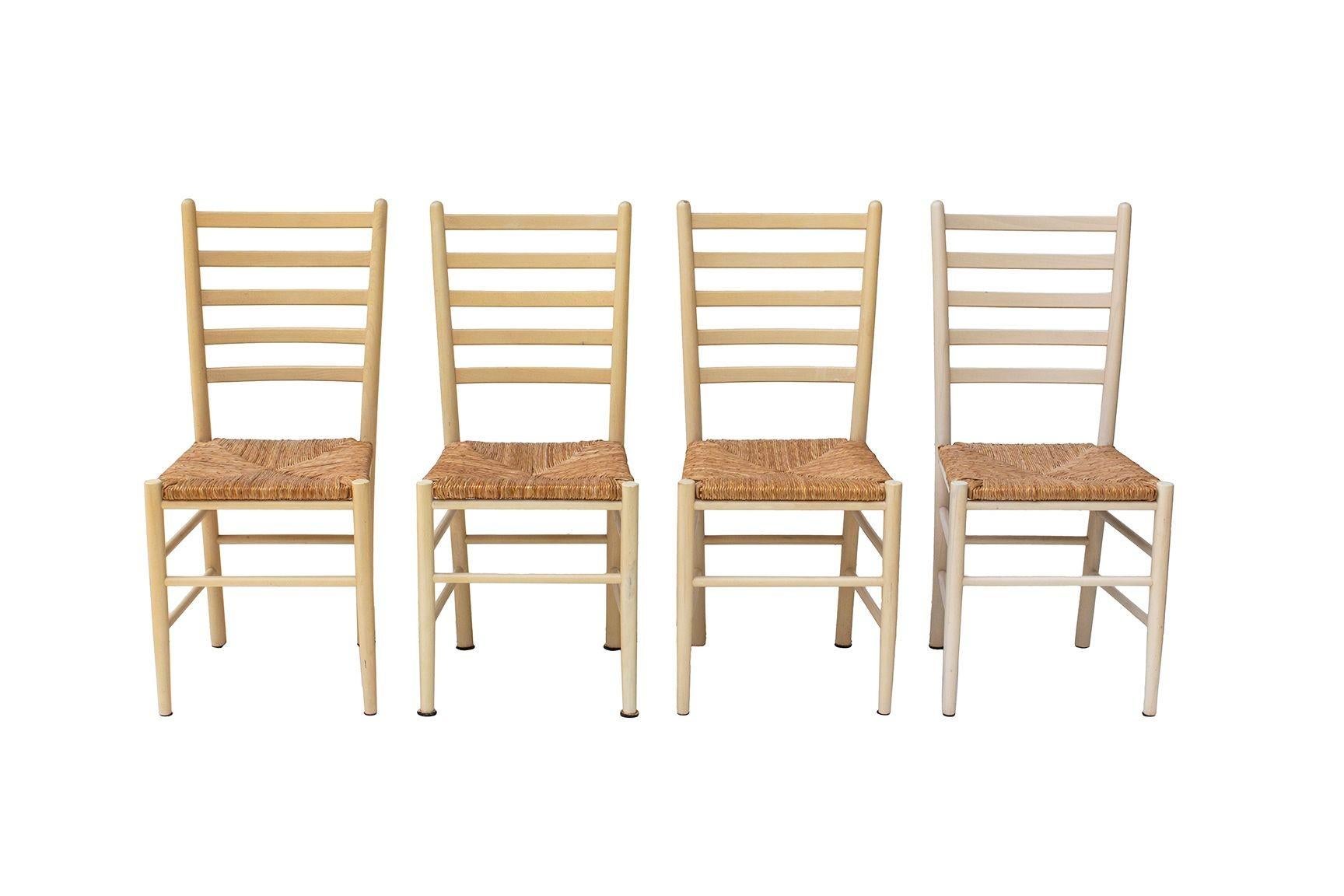Italia, anni '70
Set di sedie da pranzo con schienale a scaletta di produzione italiana con sedute in giunco intrecciato. Una sedia ha un colore leggermente diverso e più chiaro rispetto alle altre tre. Sono sedie da pranzo comode e strutturalmente