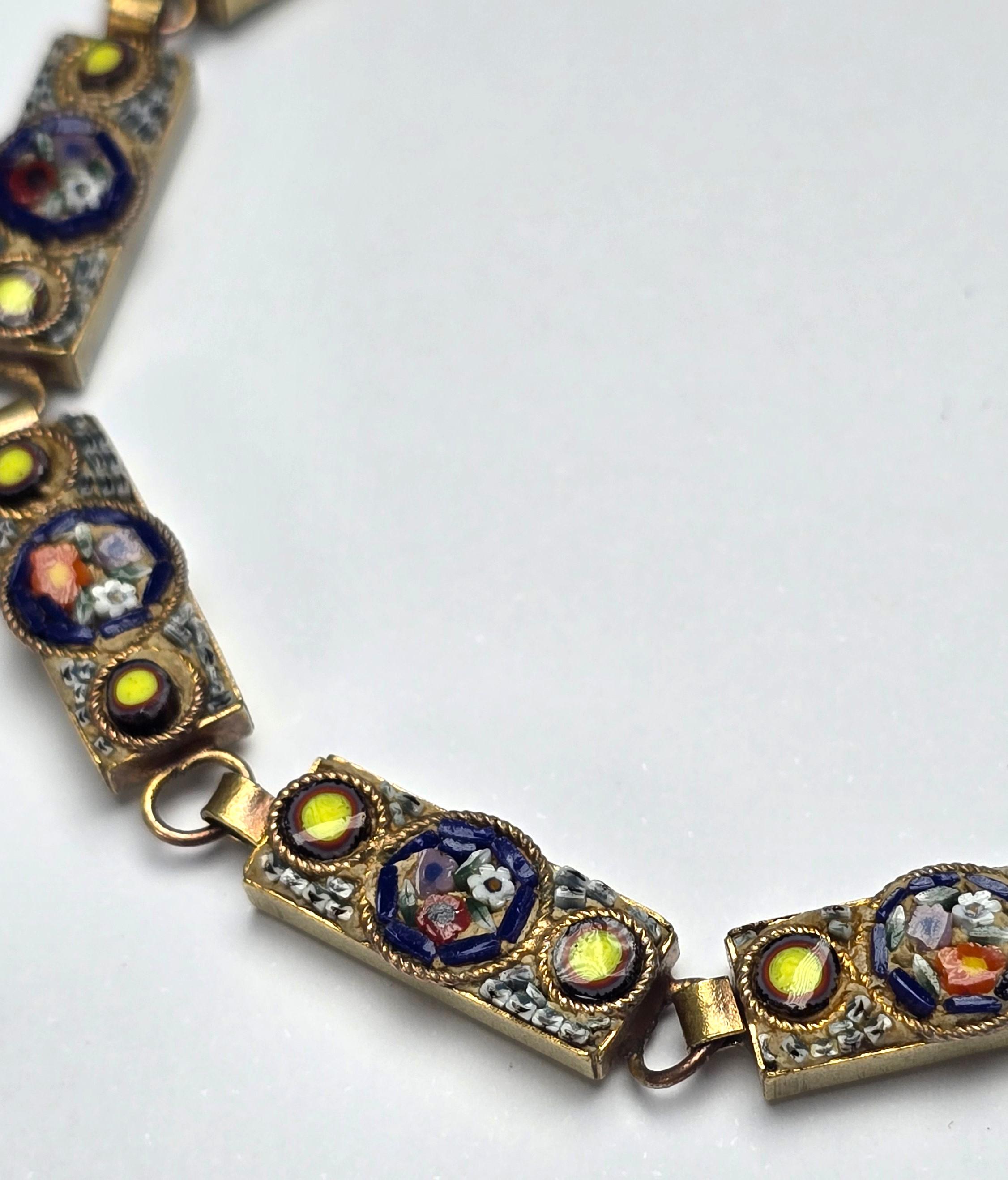 Ce superbe bracelet en micro-mosaïque italien pour femme est composé de neuf panneaux individuels placés dans des cadres en métal doré, reliés entre eux par des anneaux mobiles et attachés par un solide crochet en nickel, formé pour plus de