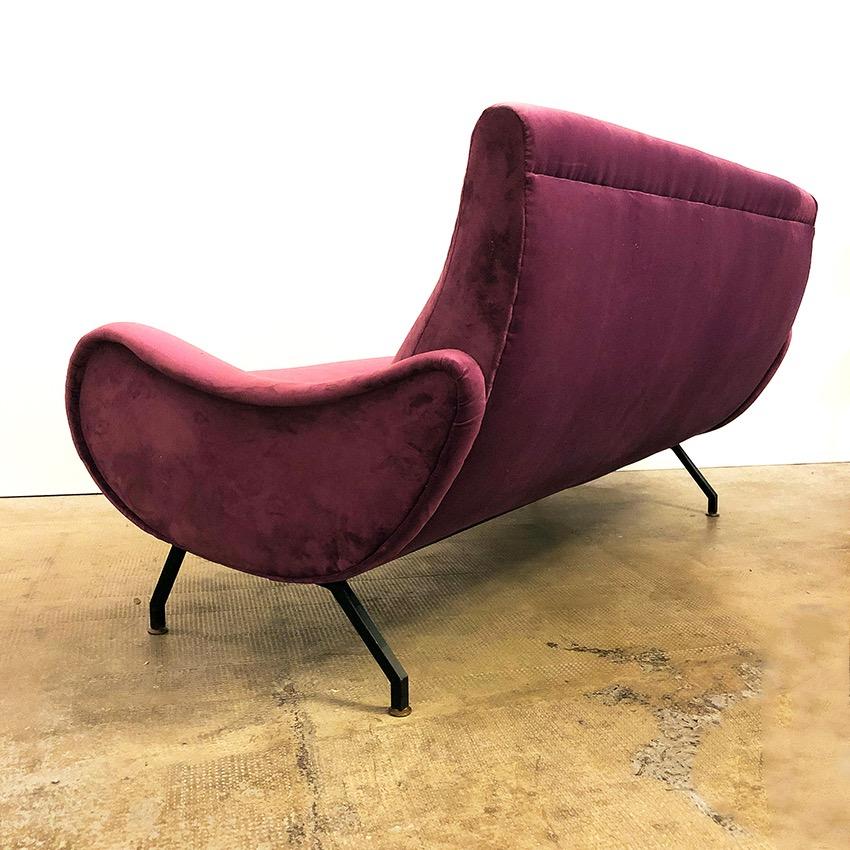 Italian Lady Style Aubergine Purple Velvet Sofa, 1950s In Excellent Condition In MIlano, IT