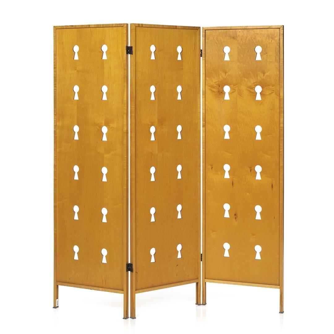 Italian Laminated Maple Keyhole 3-Panel Folding Screen In Good Condition For Sale In Los Angeles, CA