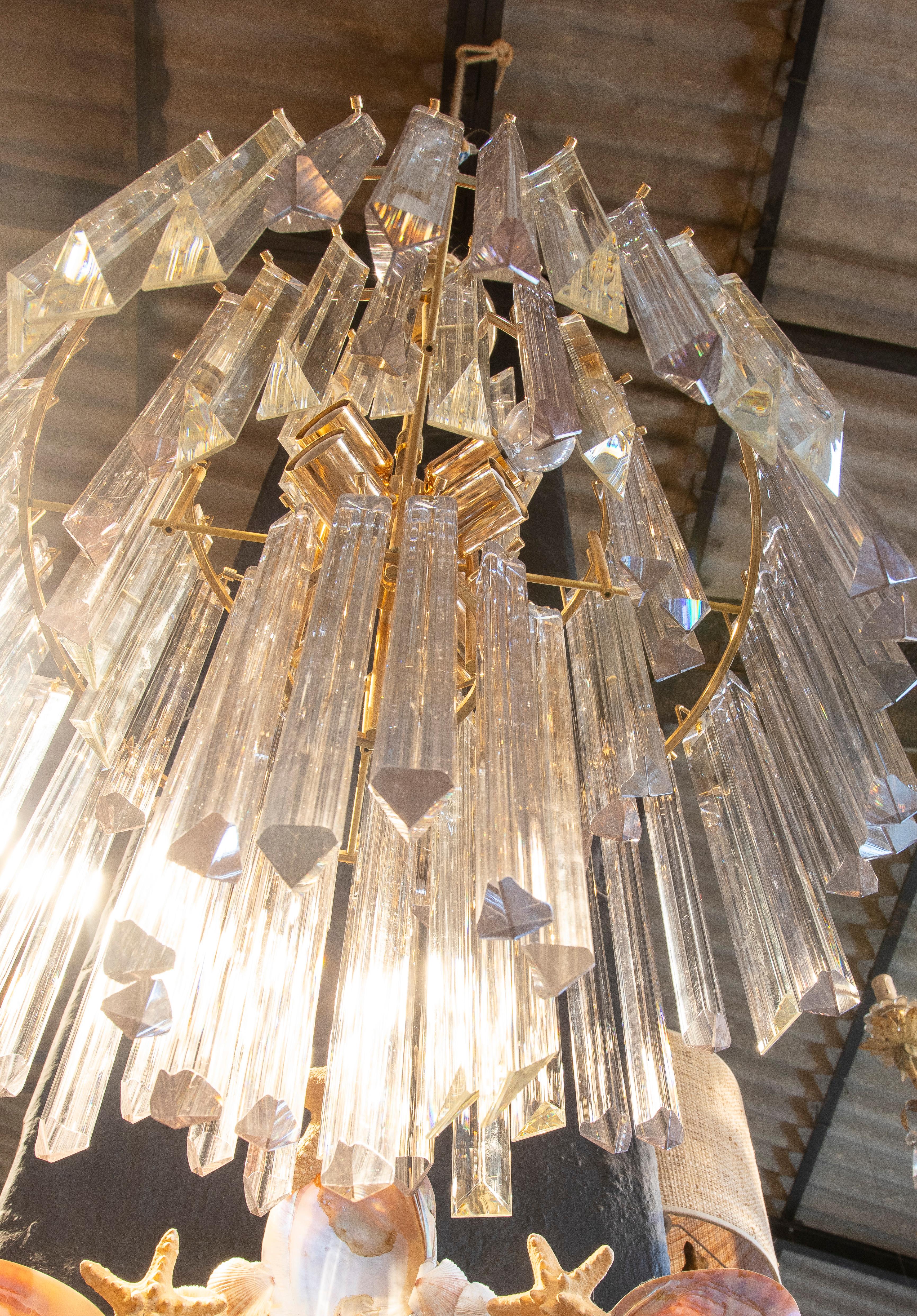 Lampe italienne composée de cristaux allongés et d'une structure en métal doré en vente 7