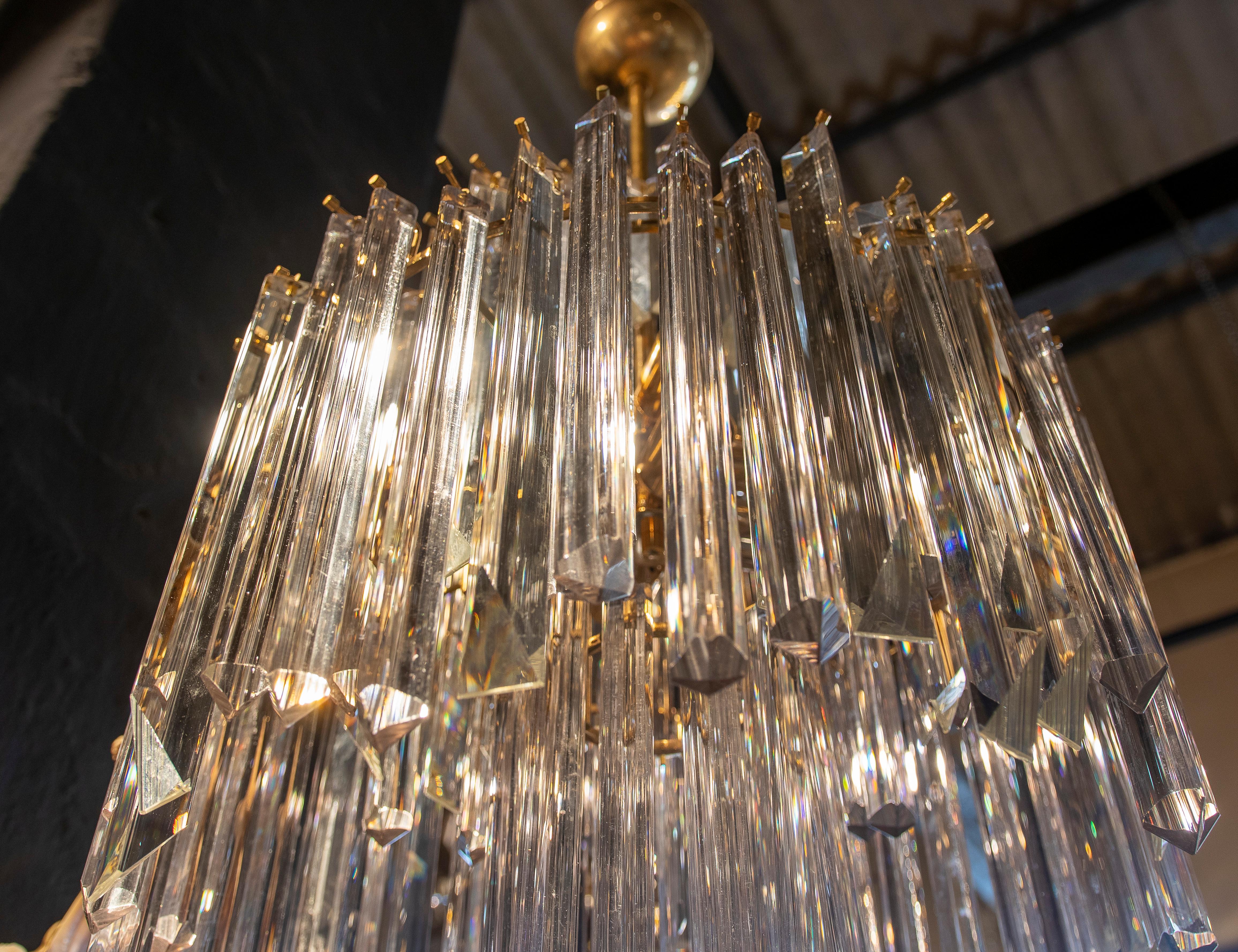 Lampe italienne composée de cristaux allongés et d'une structure en métal doré en vente 9