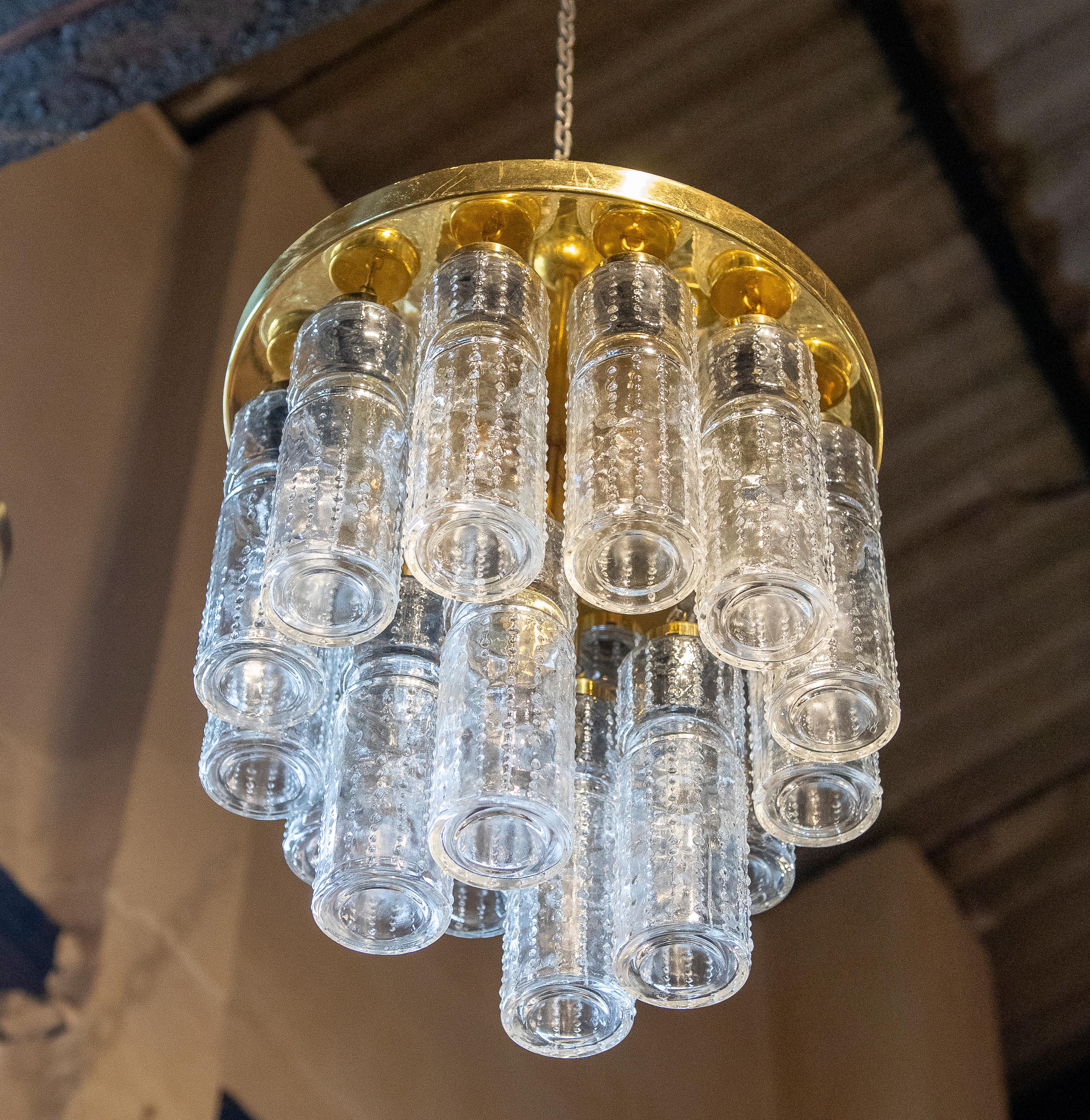 Lampe italienne composée de cristaux allongés et d'une structure en métal doré Bon état - En vente à Marbella, ES