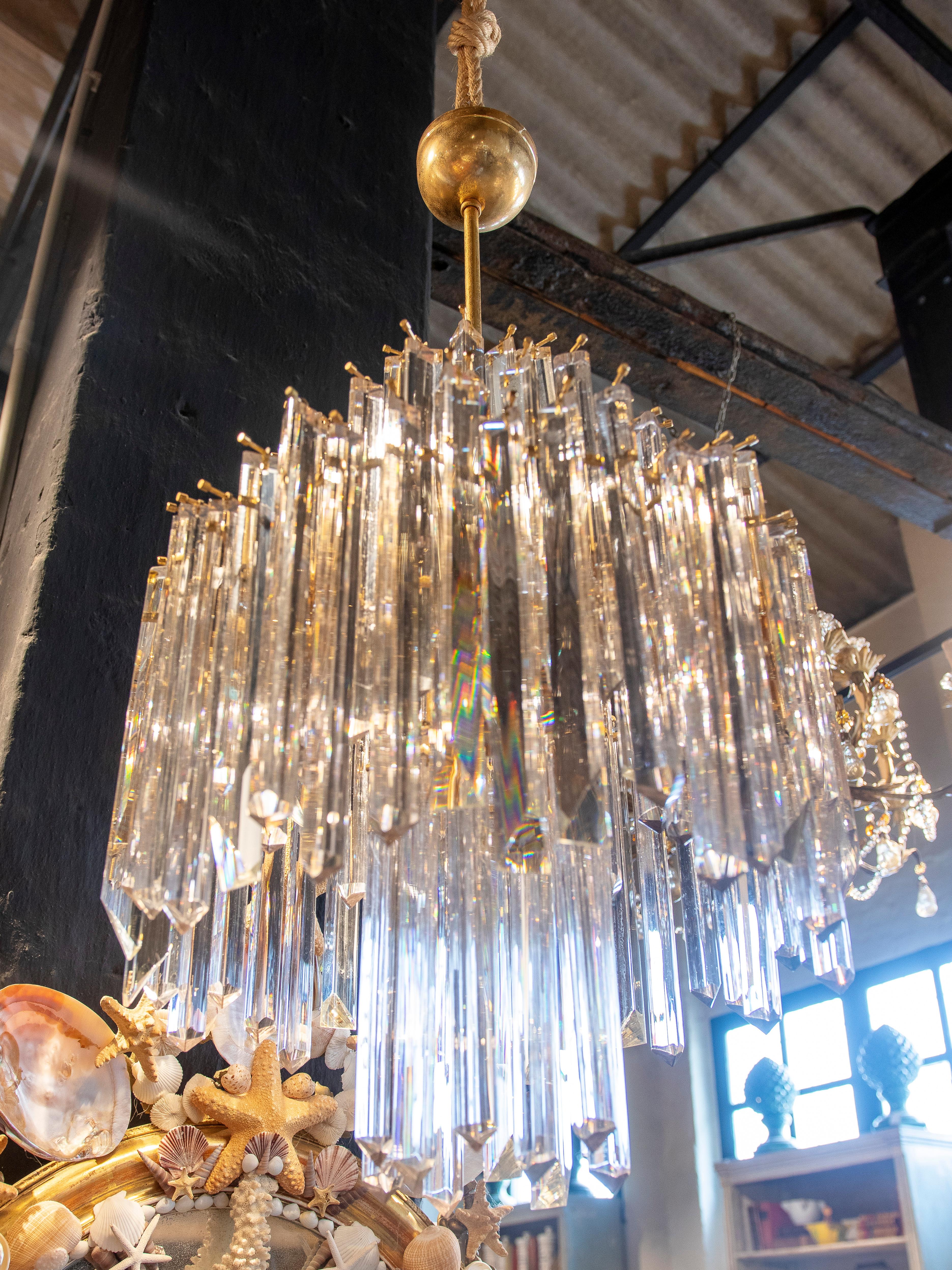 Lampe italienne composée de cristaux allongés et d'une structure en métal doré Bon état - En vente à Marbella, ES