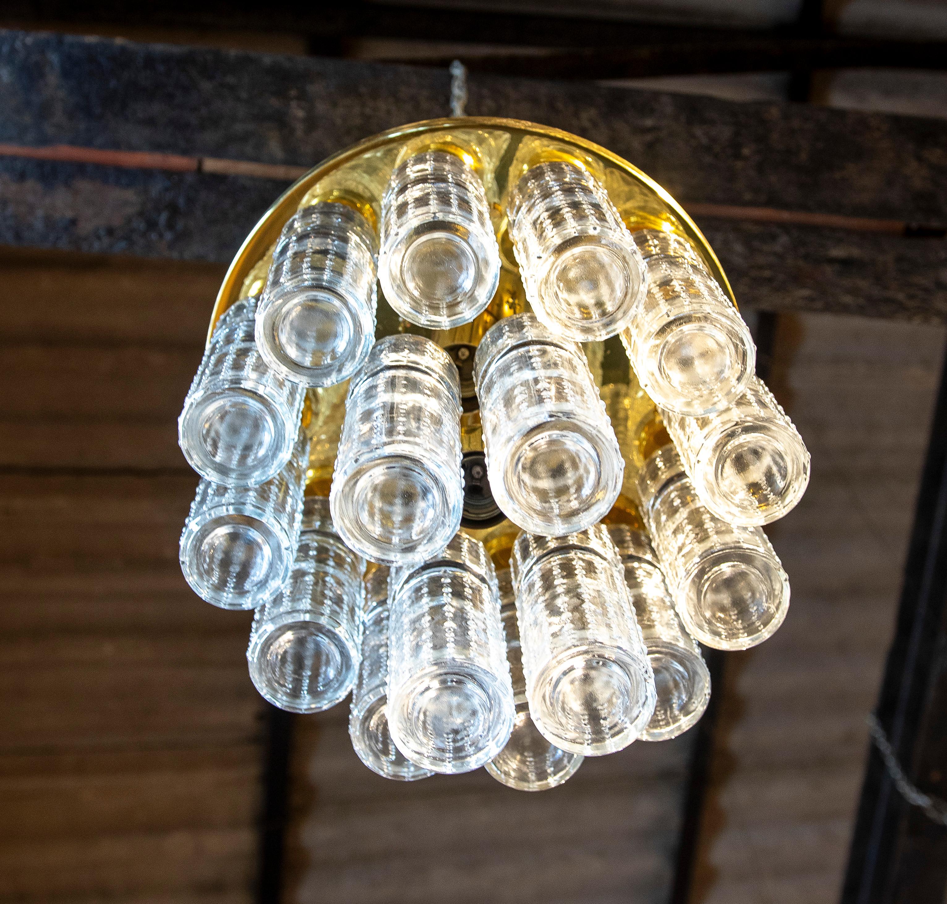 20ième siècle Lampe italienne composée de cristaux allongés et d'une structure en métal doré en vente
