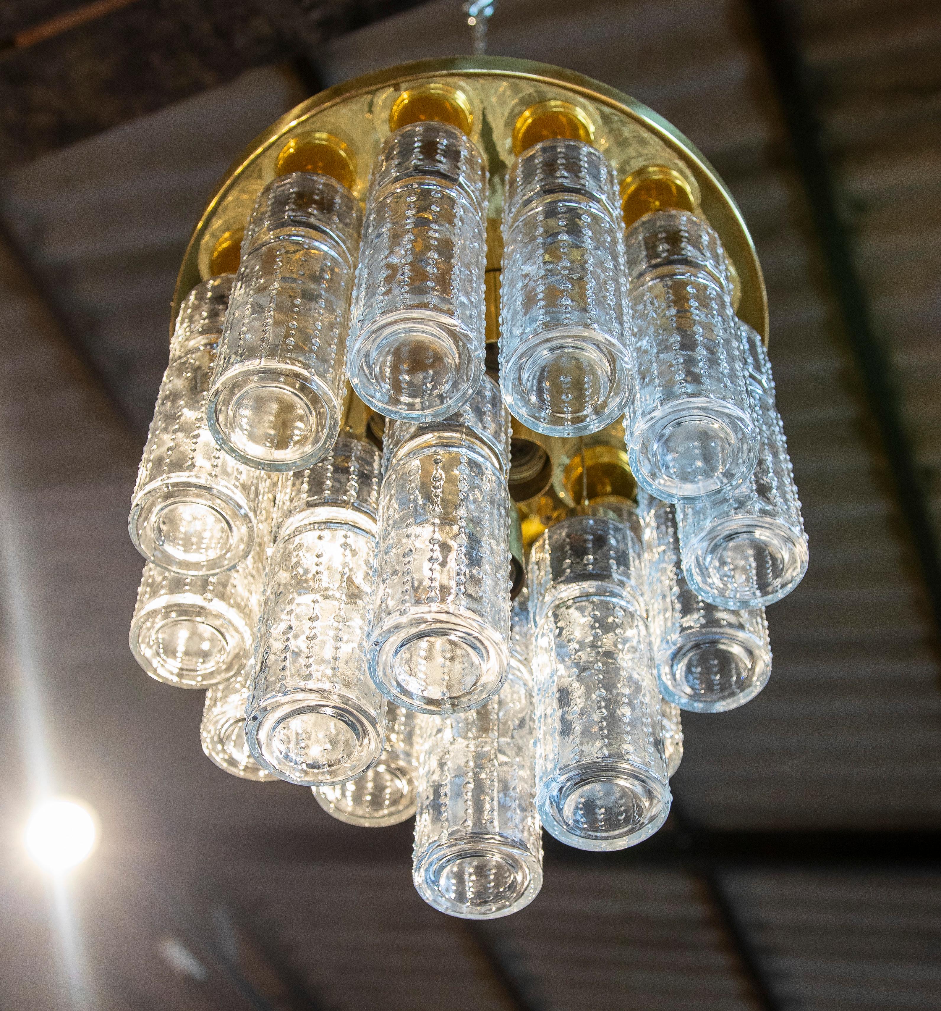 Lampe italienne composée de cristaux allongés et d'une structure en métal doré en vente 1