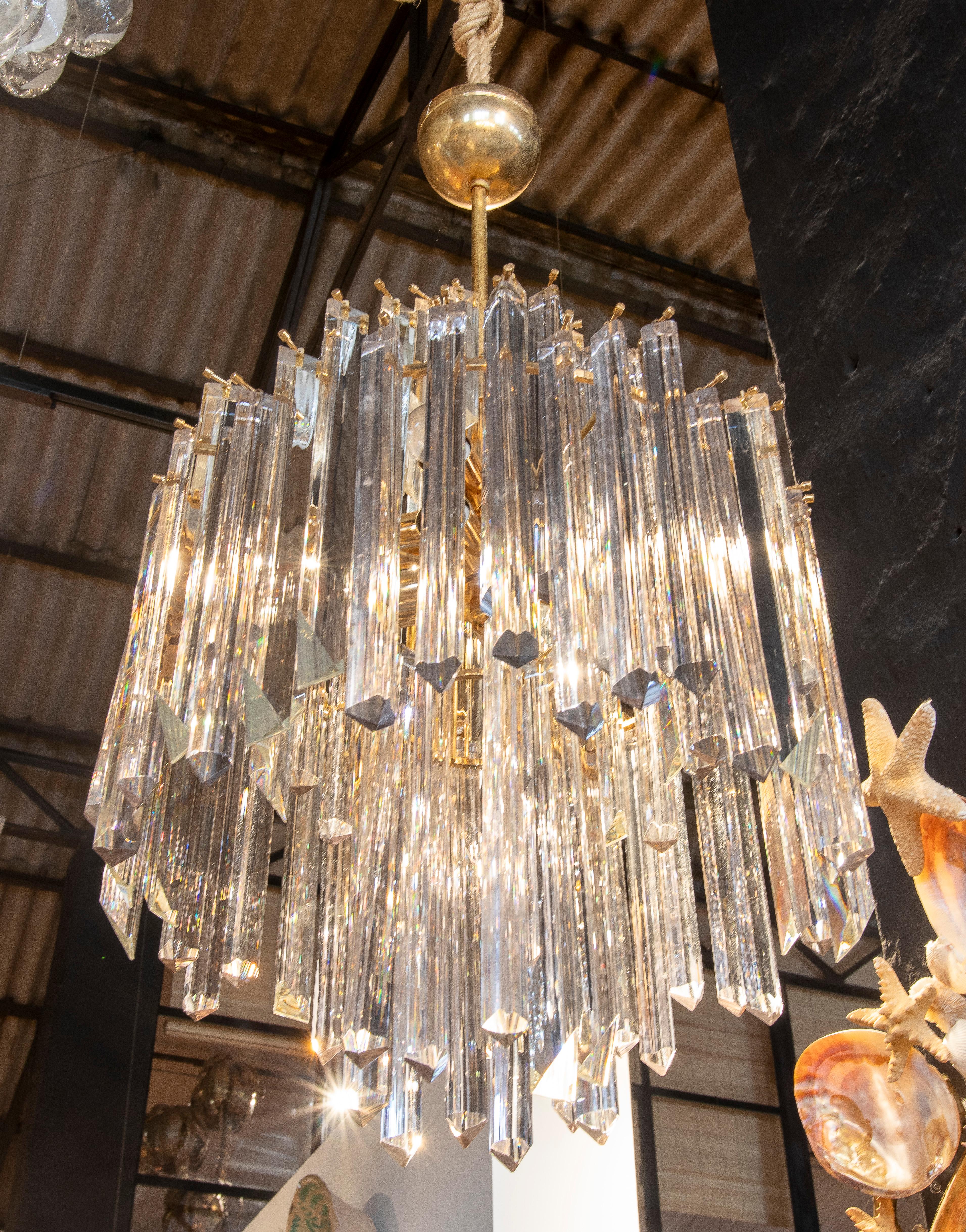 Lampe italienne composée de cristaux allongés et d'une structure en métal doré en vente 2