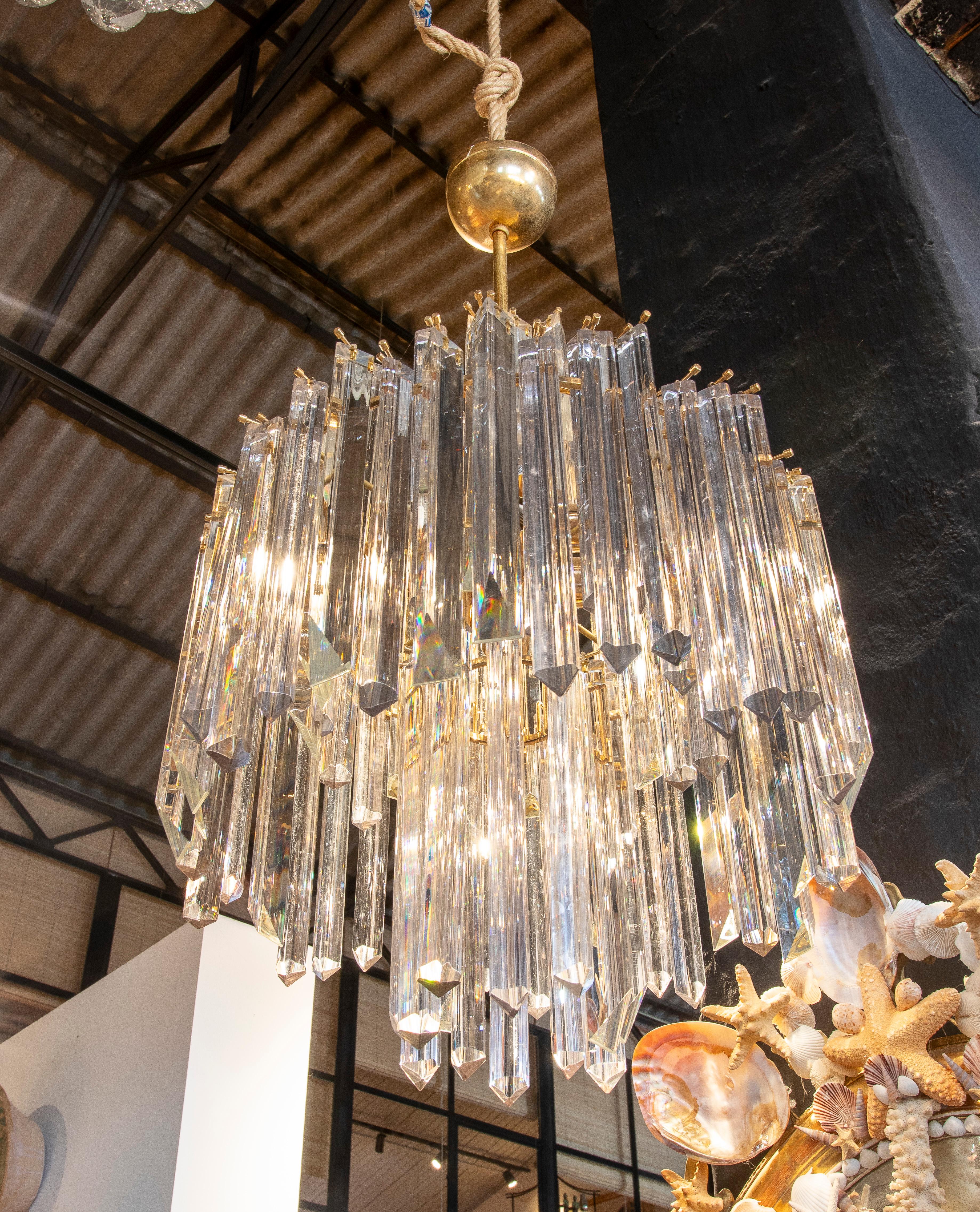 Lampe italienne composée de cristaux allongés et d'une structure en métal doré en vente 3