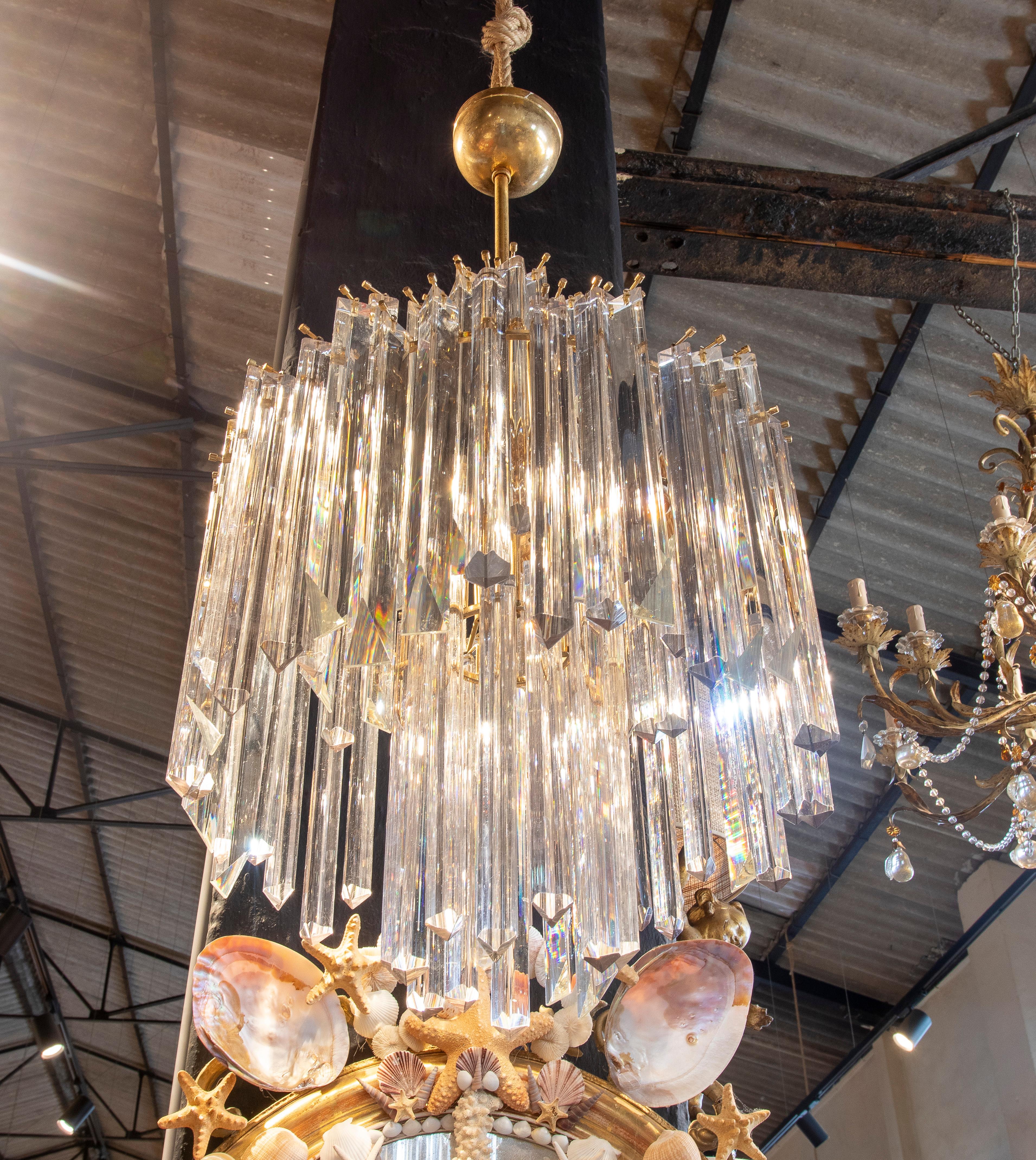 Lampe italienne composée de cristaux allongés et d'une structure en métal doré en vente 5