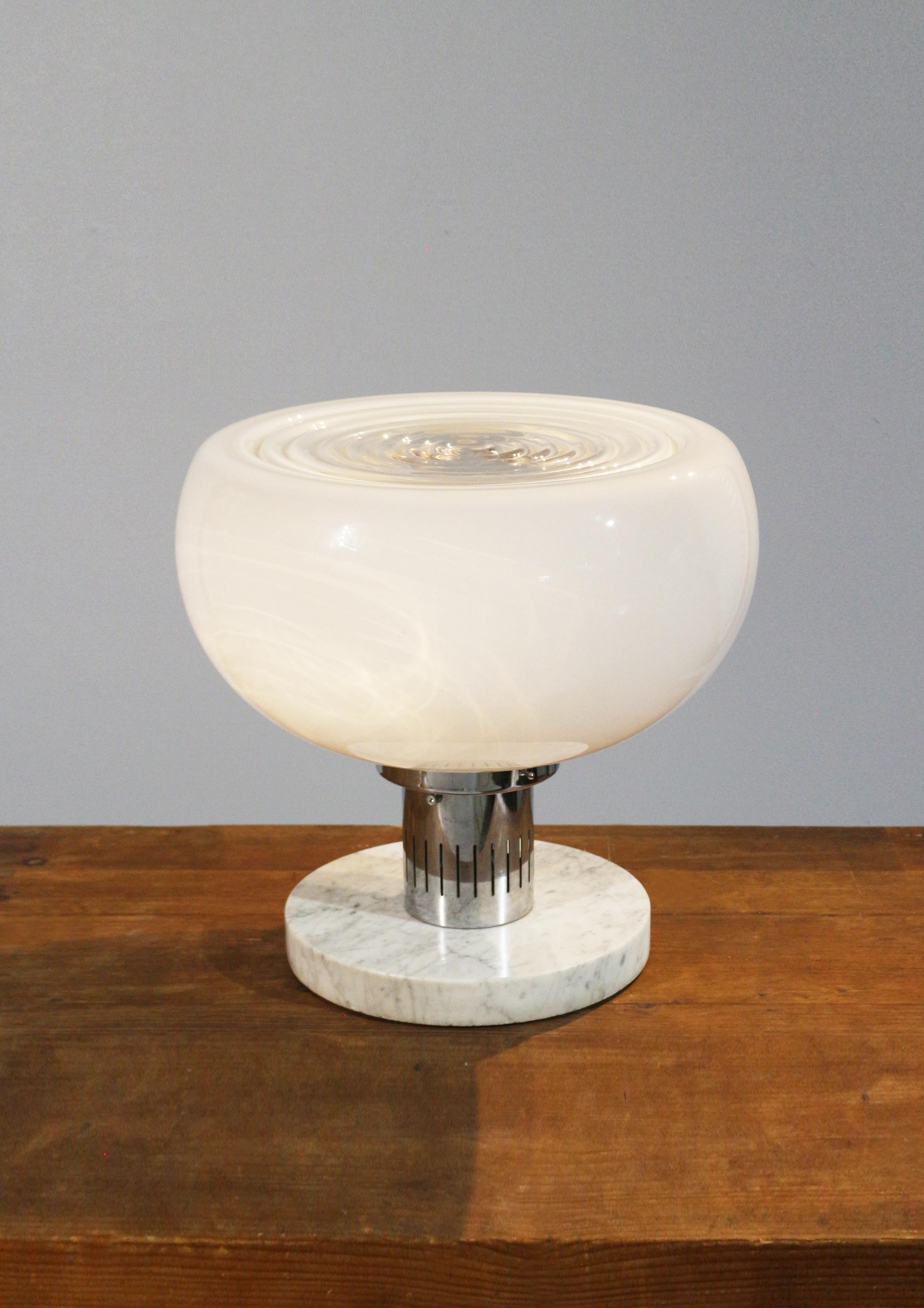 Importante lampe italienne datant des années 70's. 
Piètement en marbre et métal chromé . 
Abat jour en verre 
Tres bon état général 
Plus d’informations sur demande 
