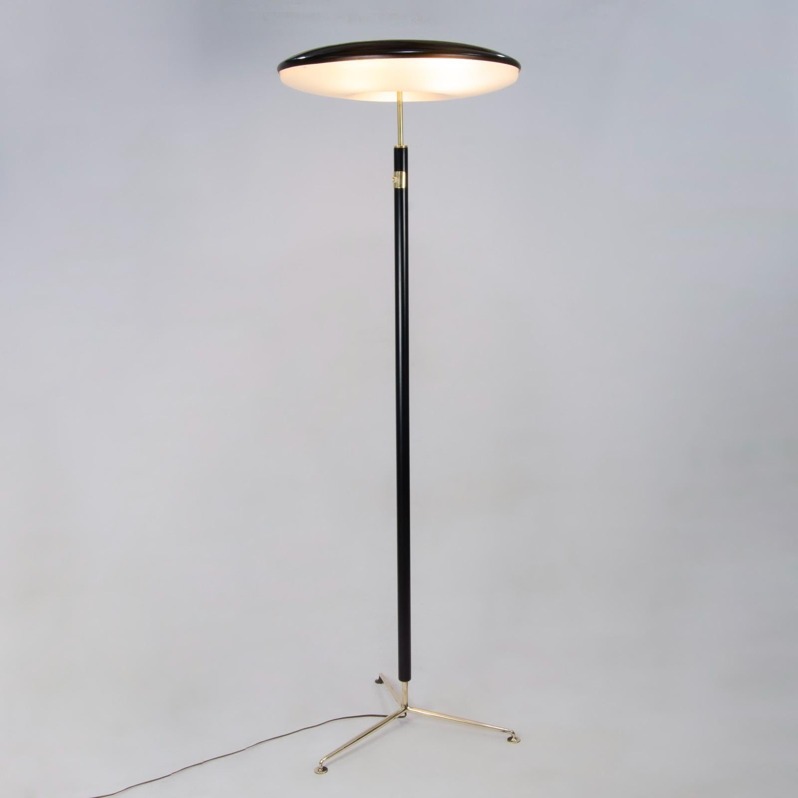 Italian lamp Giuseppe Ostuni style 60s
Beautiful metal and acrylic floor lamp, three-support base in gold, with black foot and gold details.
Measures:
Height: 160 centimeters
Diameter: 55 centimeters