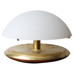 Lampe italienne en laiton et verre opalin, 1970