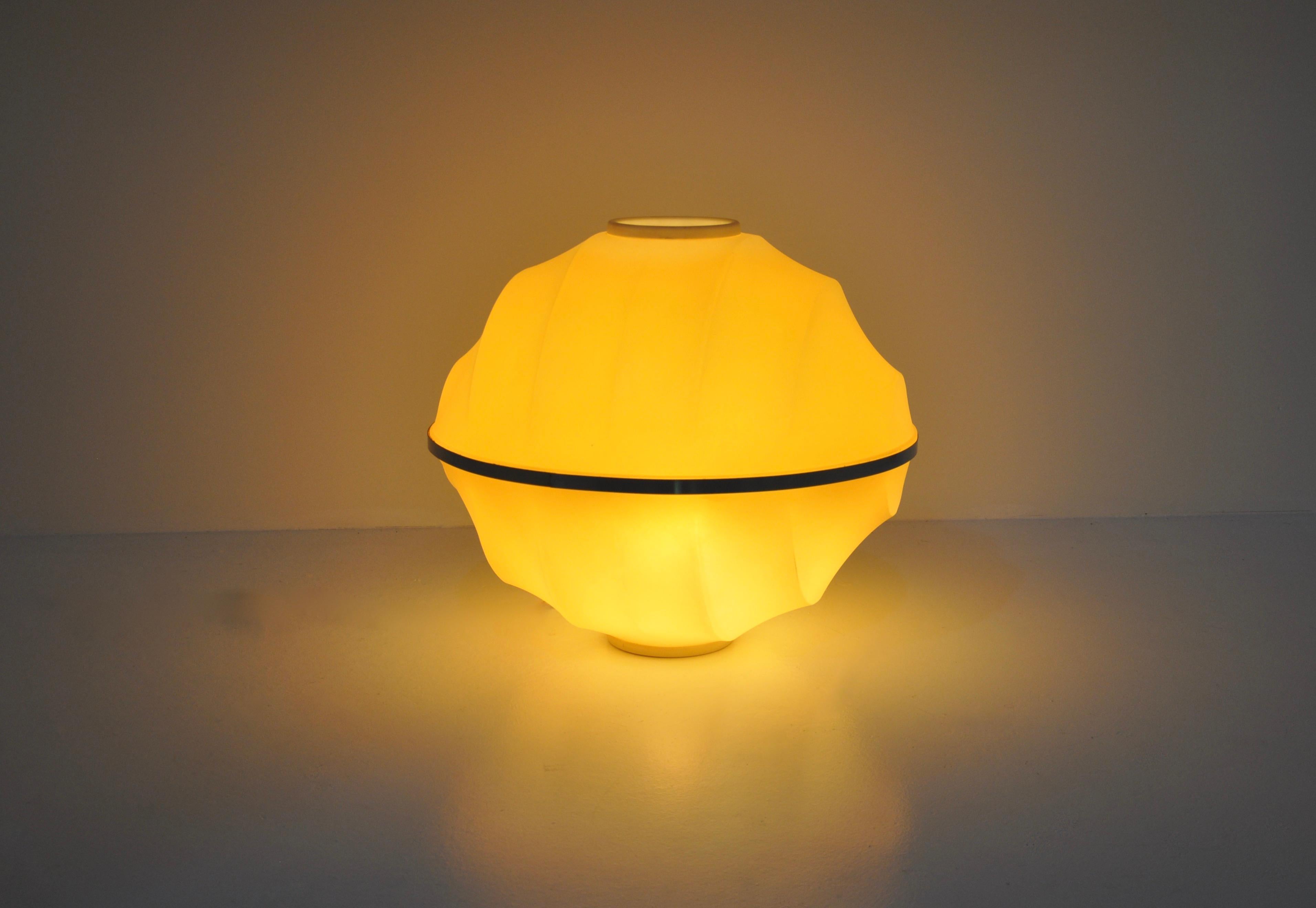 Lampe orange en plastique et métal. Usure due au temps et à l'âge de la lampe.