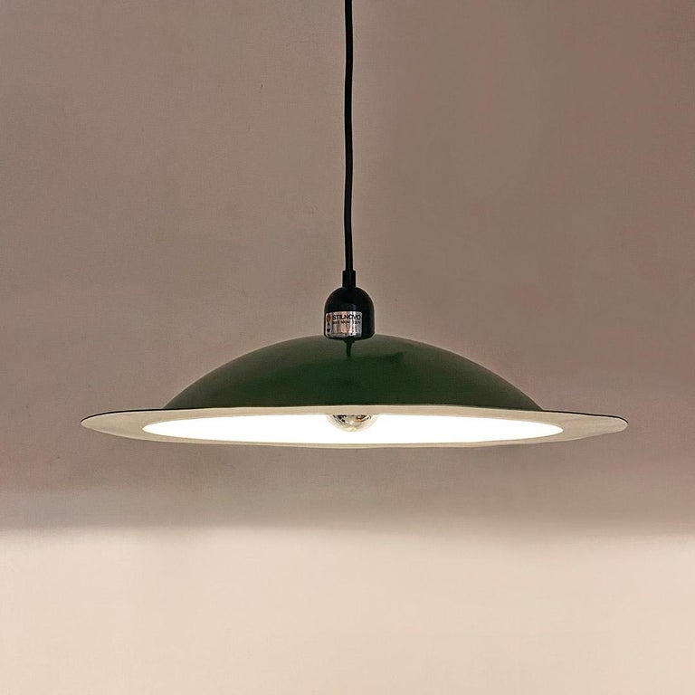 Italian modern green metal Lampiatta chandelier by the trio studios De Pas, D'Urbino and Lomazzi for Stilnovo, 1970s
Lampiatta model chandelier, with green metal structure on the outside and again painted white on the inside.
Project by De Pas,