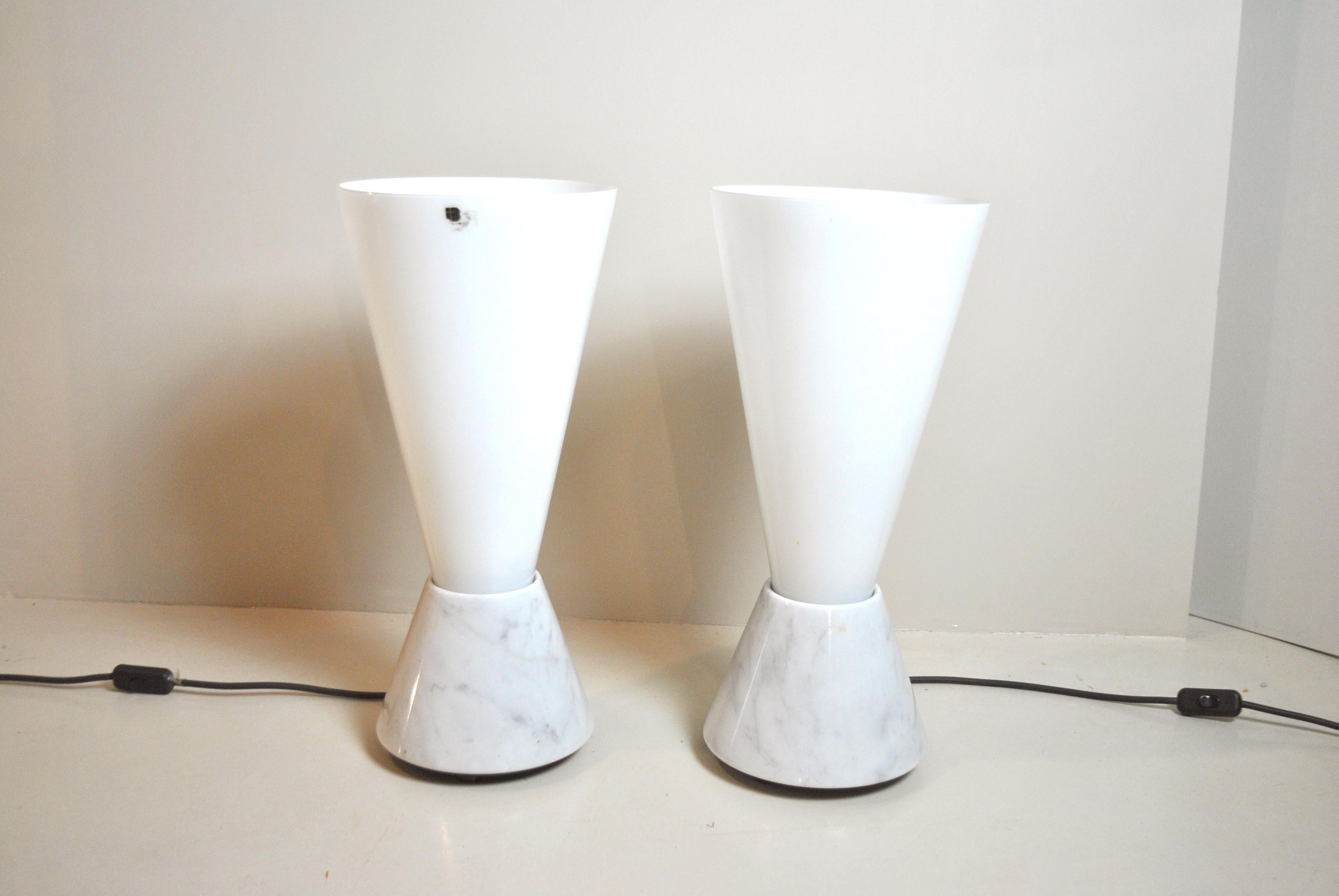 Pair of midcentury lamps with conical shape in Murano glass and with an amazing marble base in very good condition, Italy, 1970s.