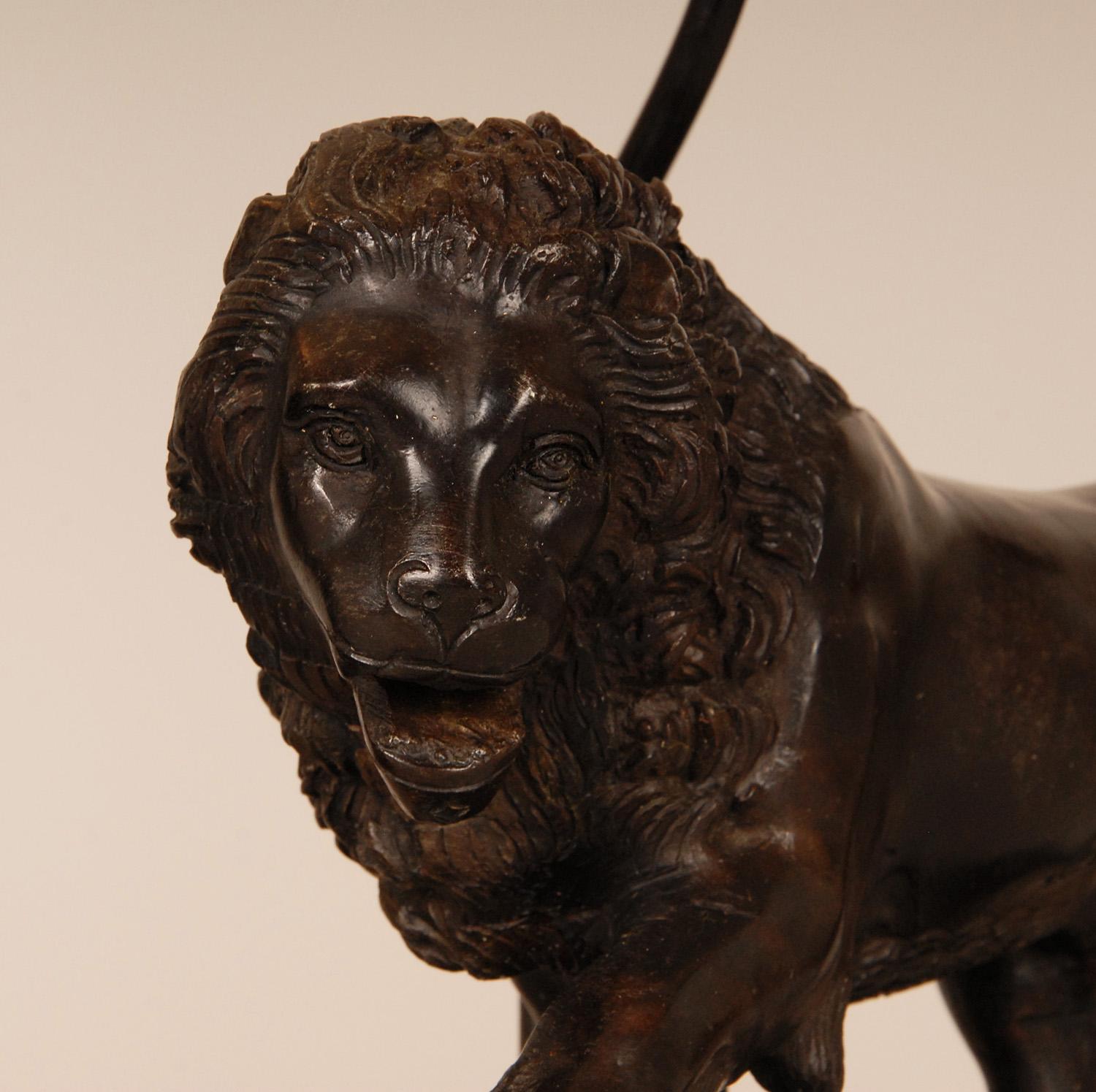 Paire de lampes italiennes en bronze patiné représentant des lions de Médicis  en vente 3