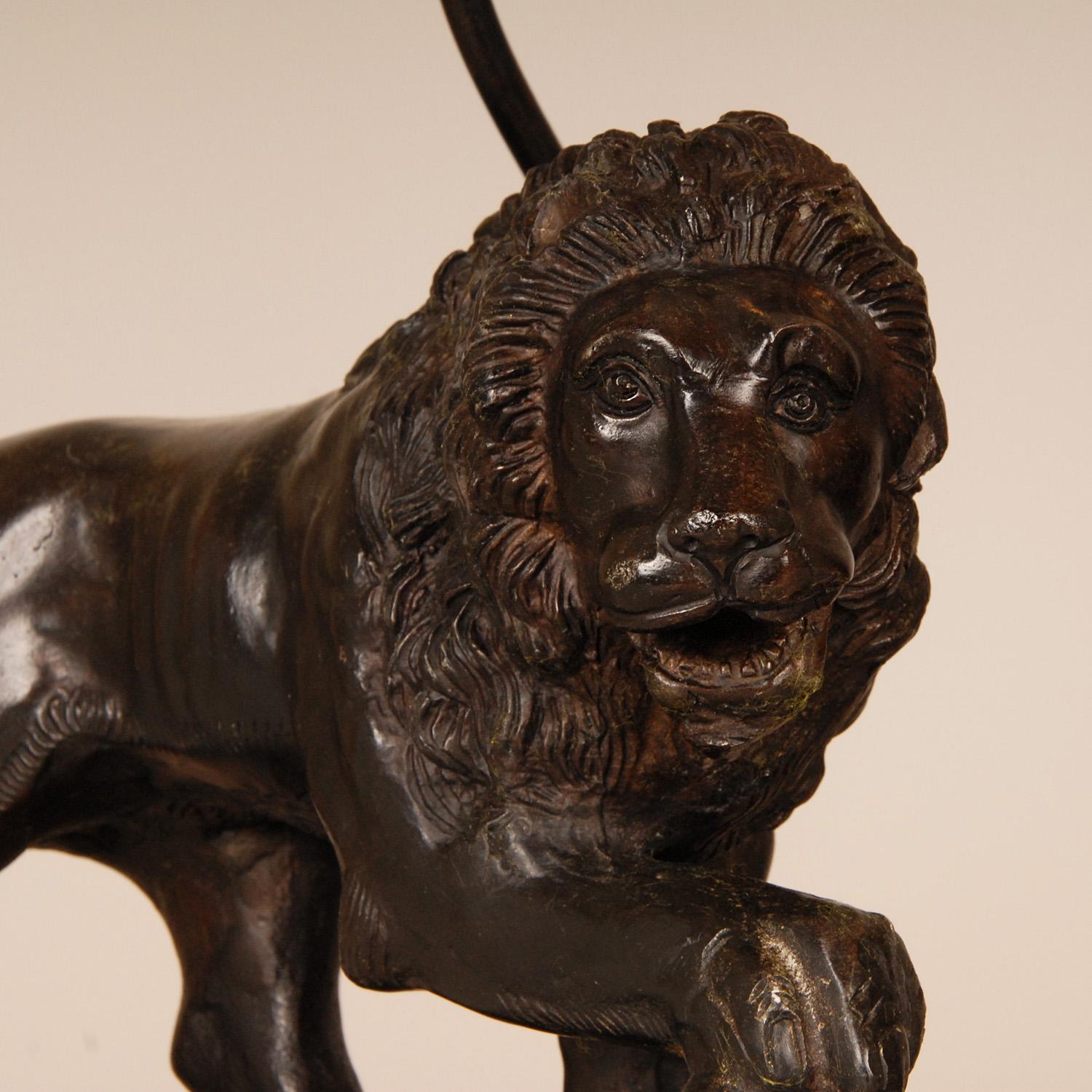 Paire de lampes italiennes en bronze patiné représentant des lions de Médicis  en vente 4