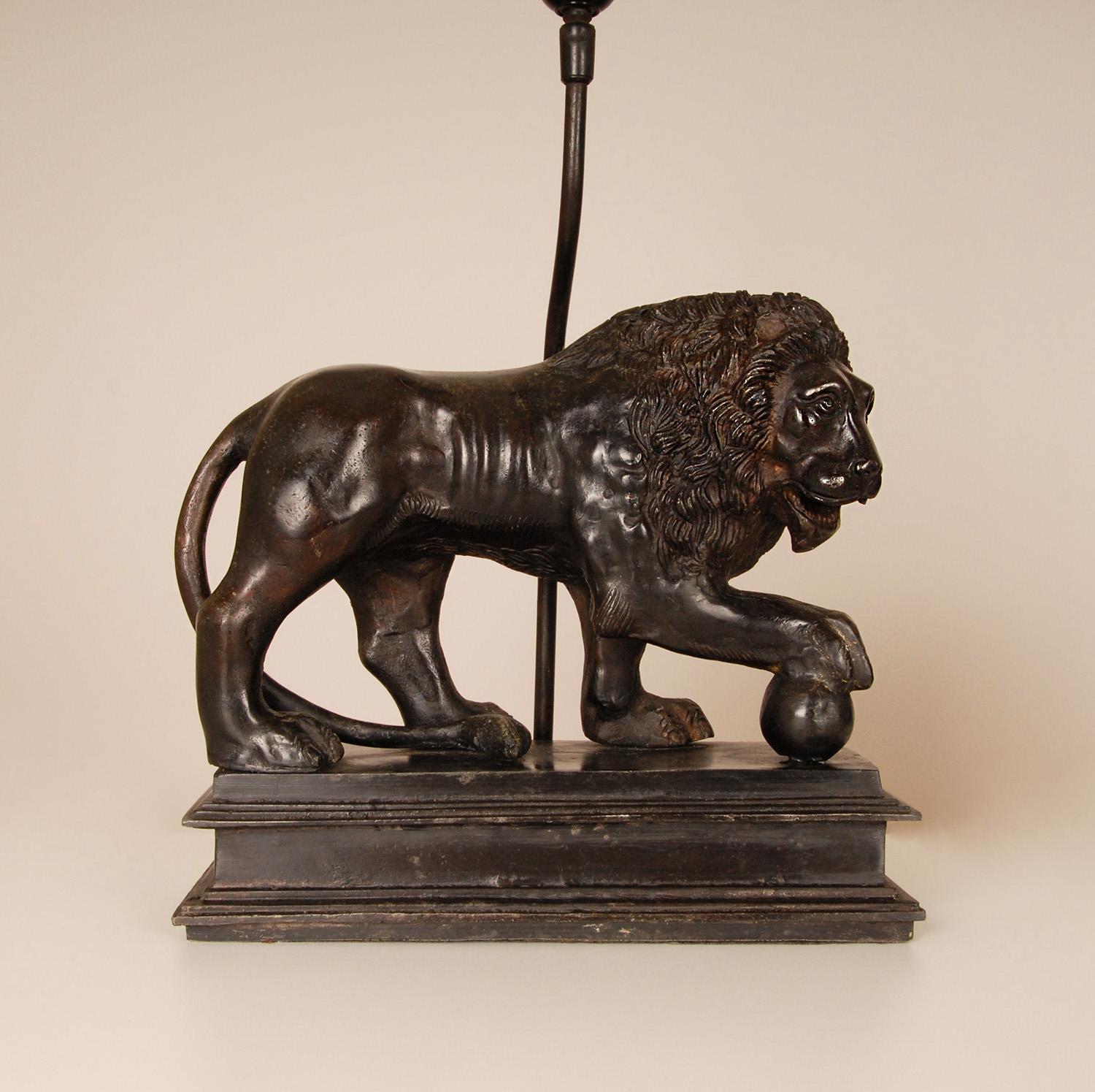 Italian Lamps Patinated Bronze Medici Lion Animal Figures Table Lamps a pair  For Sale 5