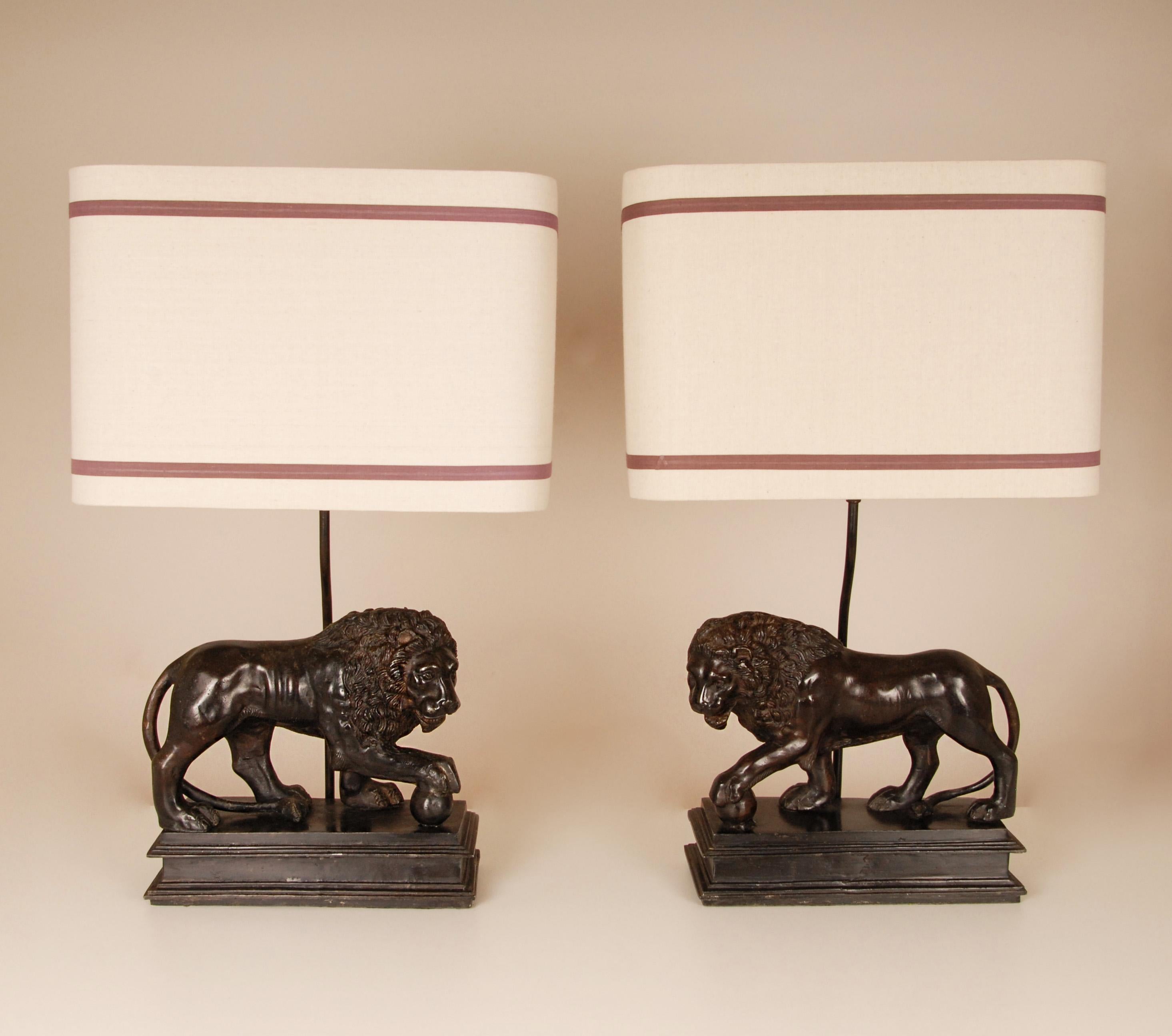 Paire de lampes italiennes en bronze patiné représentant des lions de Médicis  en vente 6