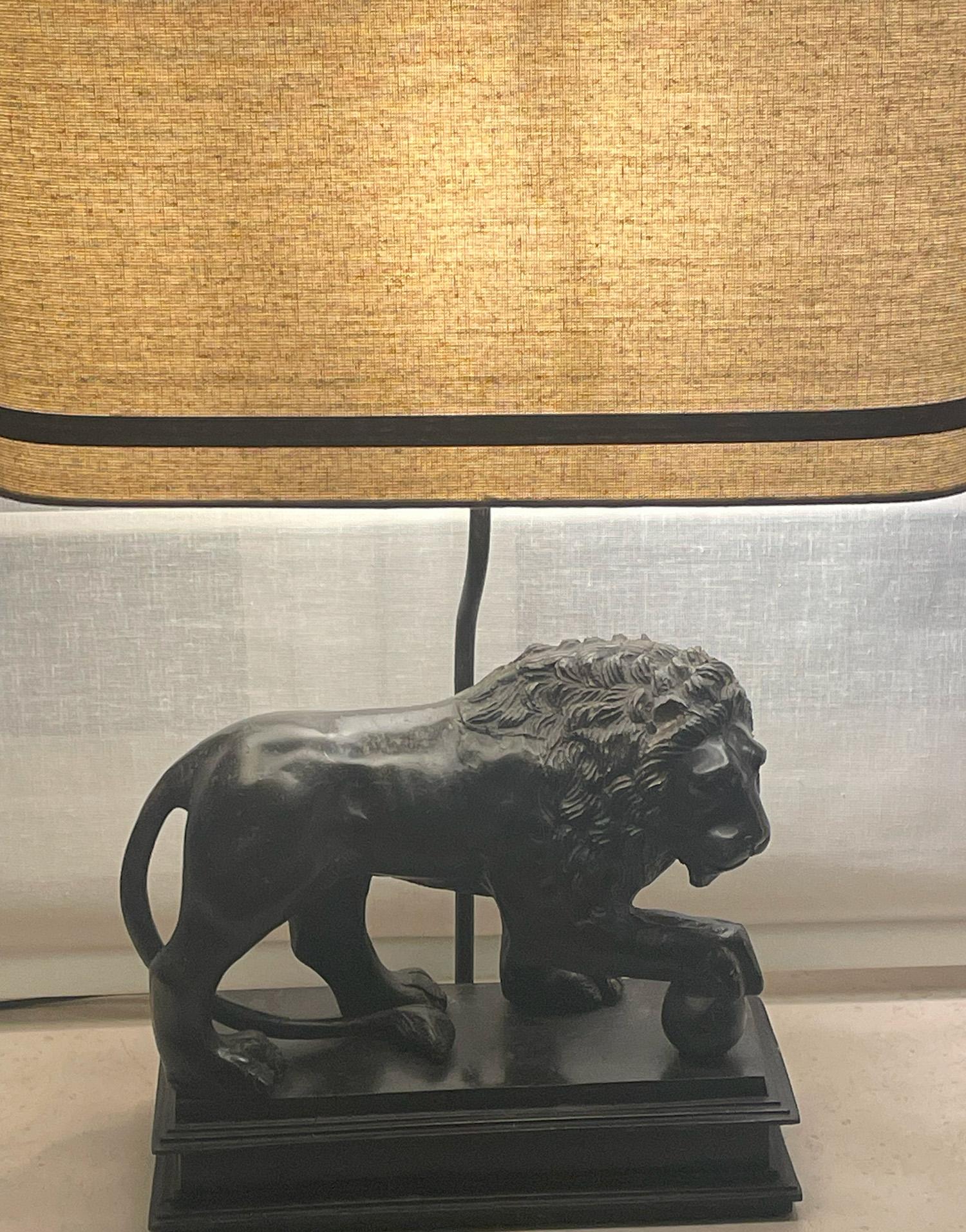 Italienische Lampen, patinierte Bronze, Medici-Tischlampen mit Löwen- und Tierfiguren, Paar  im Angebot 8