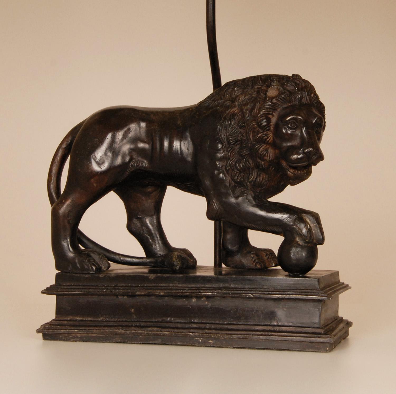 Italienische Lampen, patinierte Bronze, Medici-Tischlampen mit Löwen- und Tierfiguren, Paar  (Gegossen) im Angebot