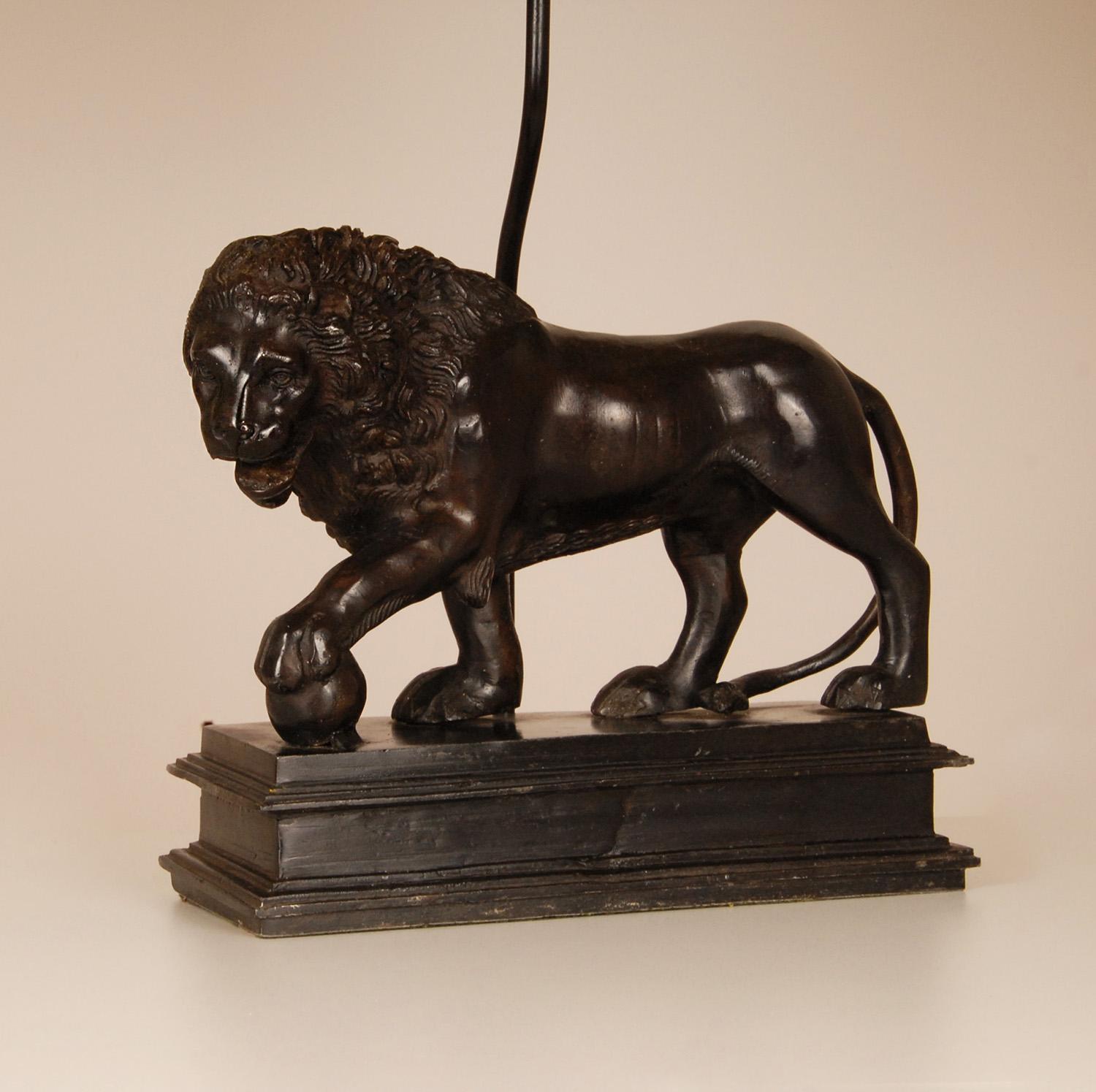 Italienische Lampen, patinierte Bronze, Medici-Tischlampen mit Löwen- und Tierfiguren, Paar  im Zustand „Gut“ im Angebot in Wommelgem, VAN