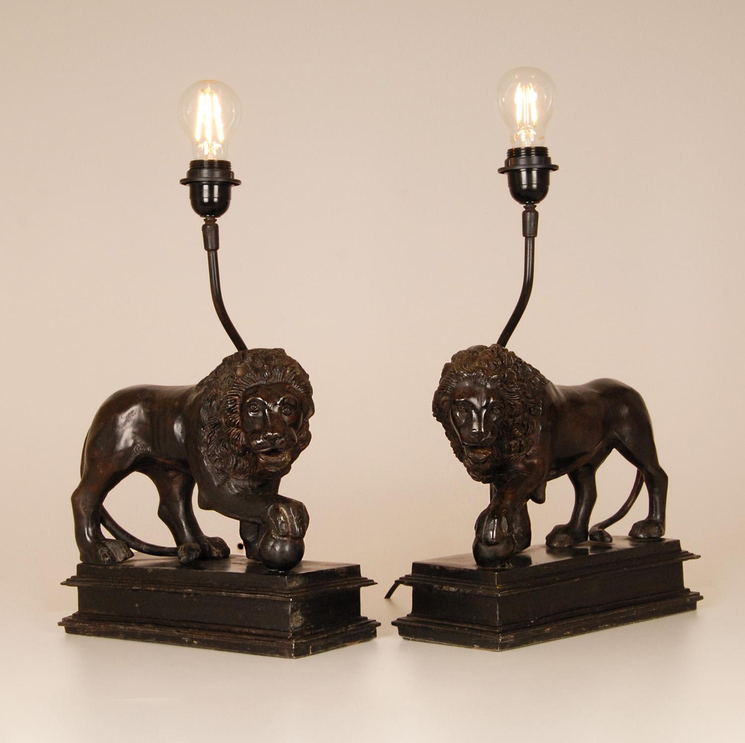 Paire de lampes italiennes en bronze patiné représentant des lions de Médicis  en vente 2