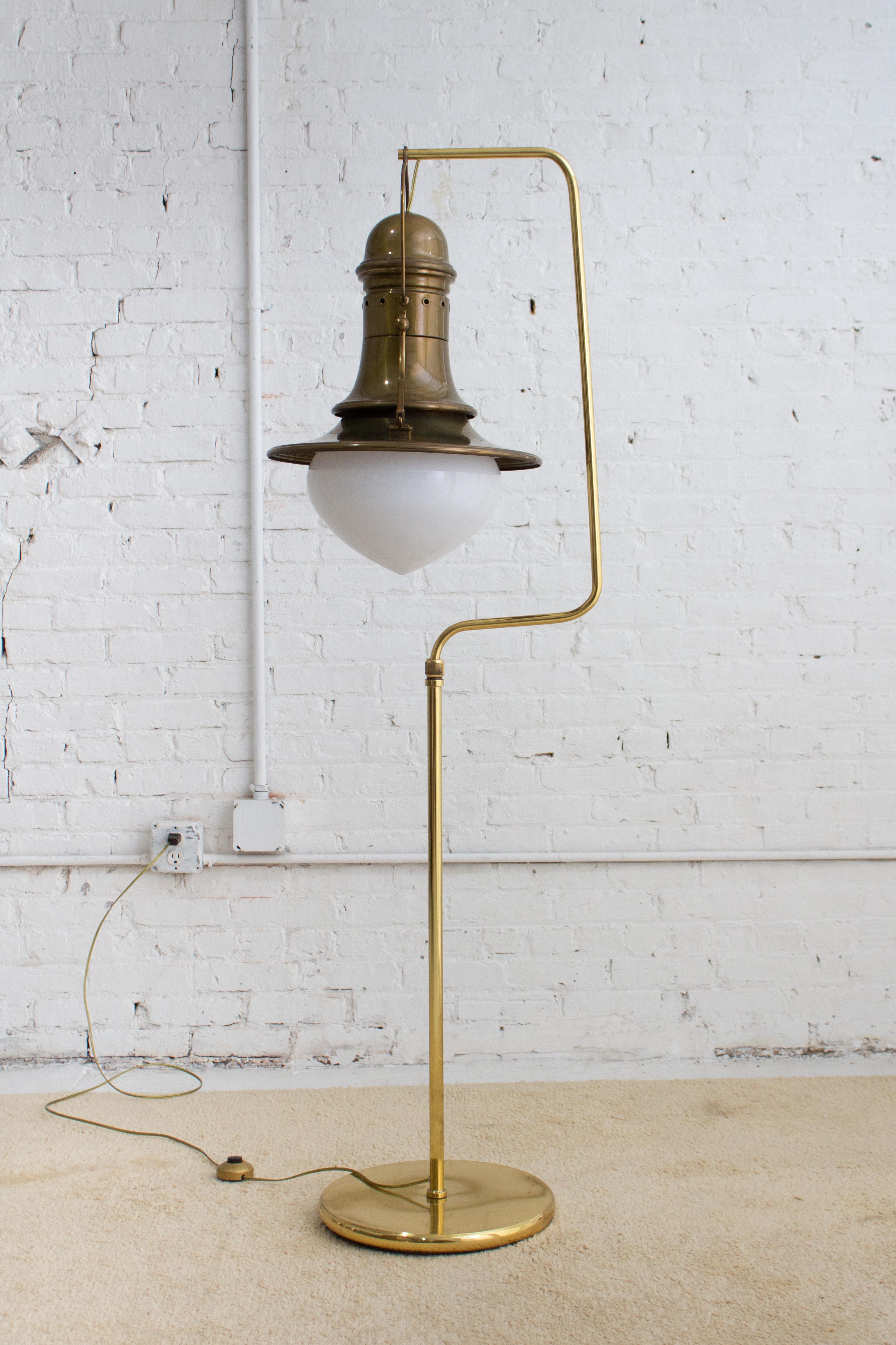 Mid-Century Modern Lampadaire italien en laiton de style lanterne en vente