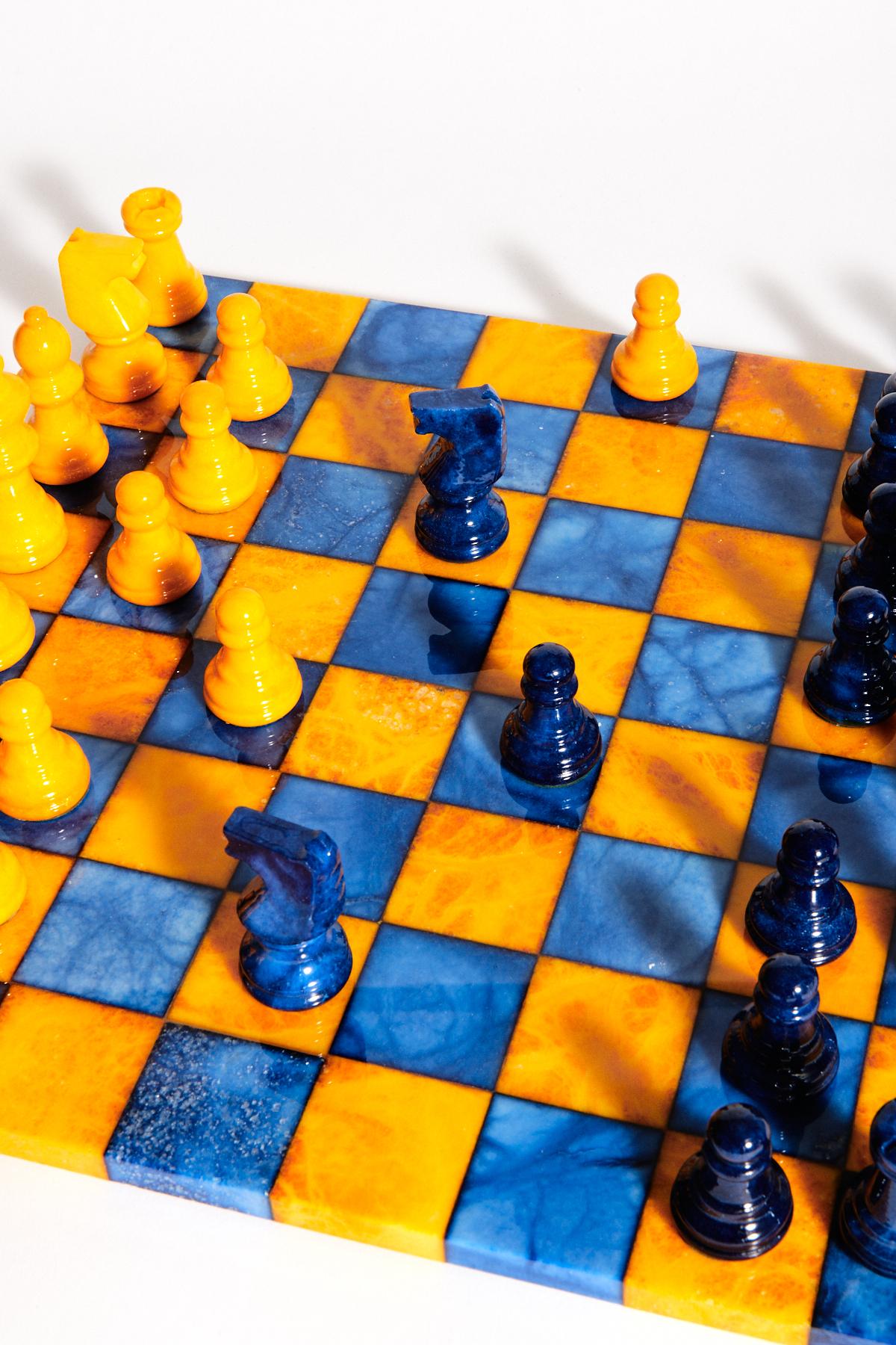 Ensemble d'échecs italien en lapis bleu/albâtre moutarde Neuf - En vente à New York, NY
