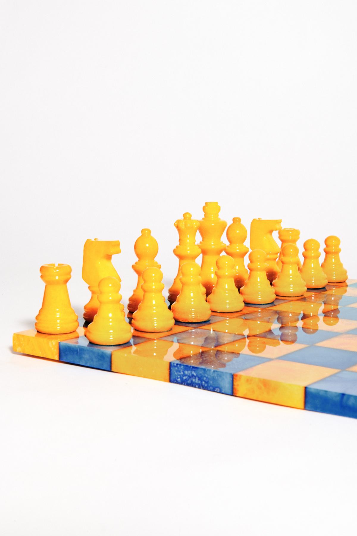 XXIe siècle et contemporain Ensemble d'échecs italien en lapis bleu/albâtre moutarde en vente