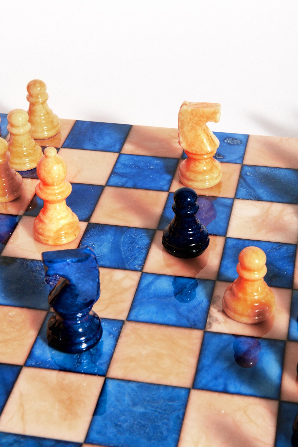 Grand jeu d'échecs italien en albâtre bleu lapis/pêche en vente 1