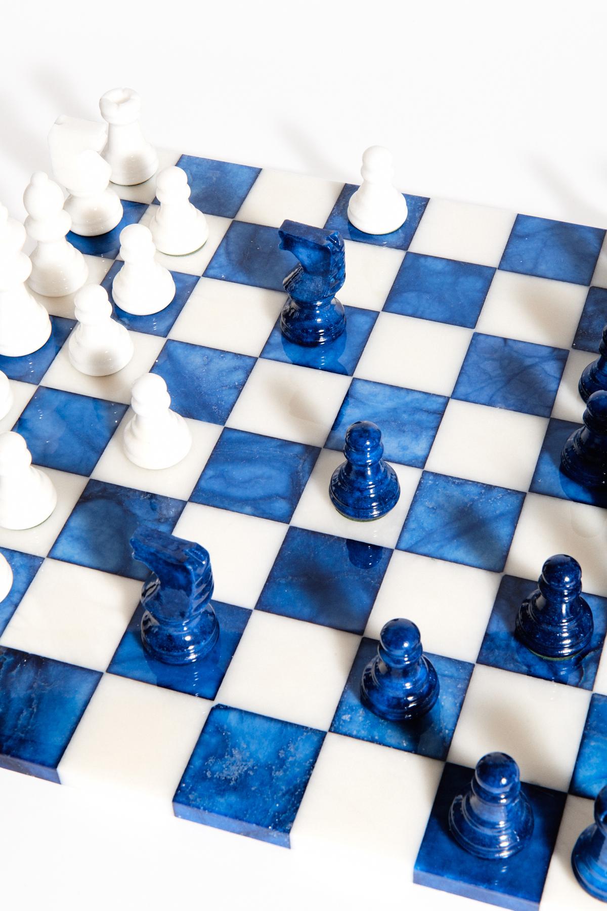 Italian Lapis Blue/White Large Alabaster Chess Set In New Condition For Sale In New York, NY