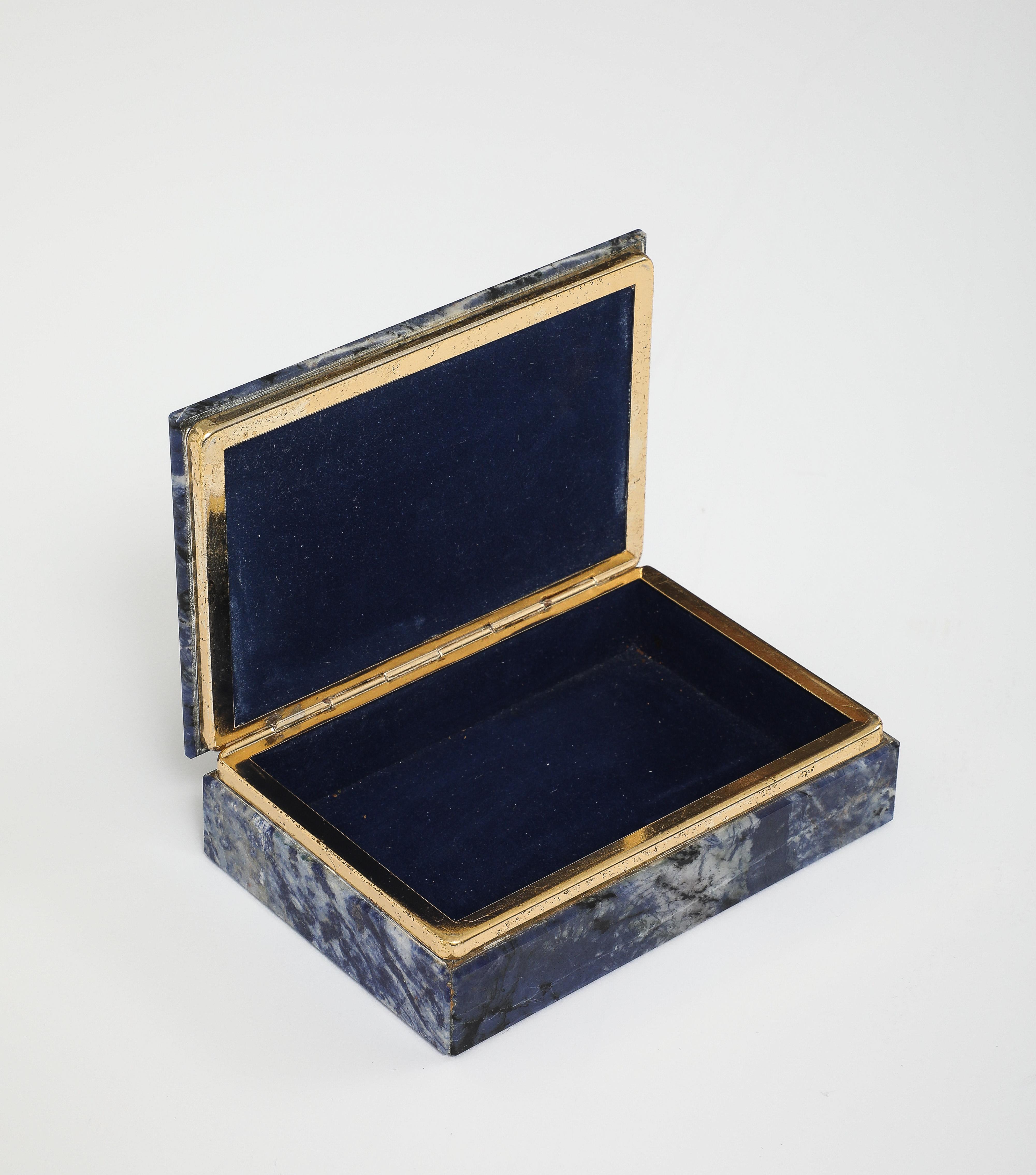 Caja italiana de lapislázuli y latón, hacia 1970 Latón en venta
