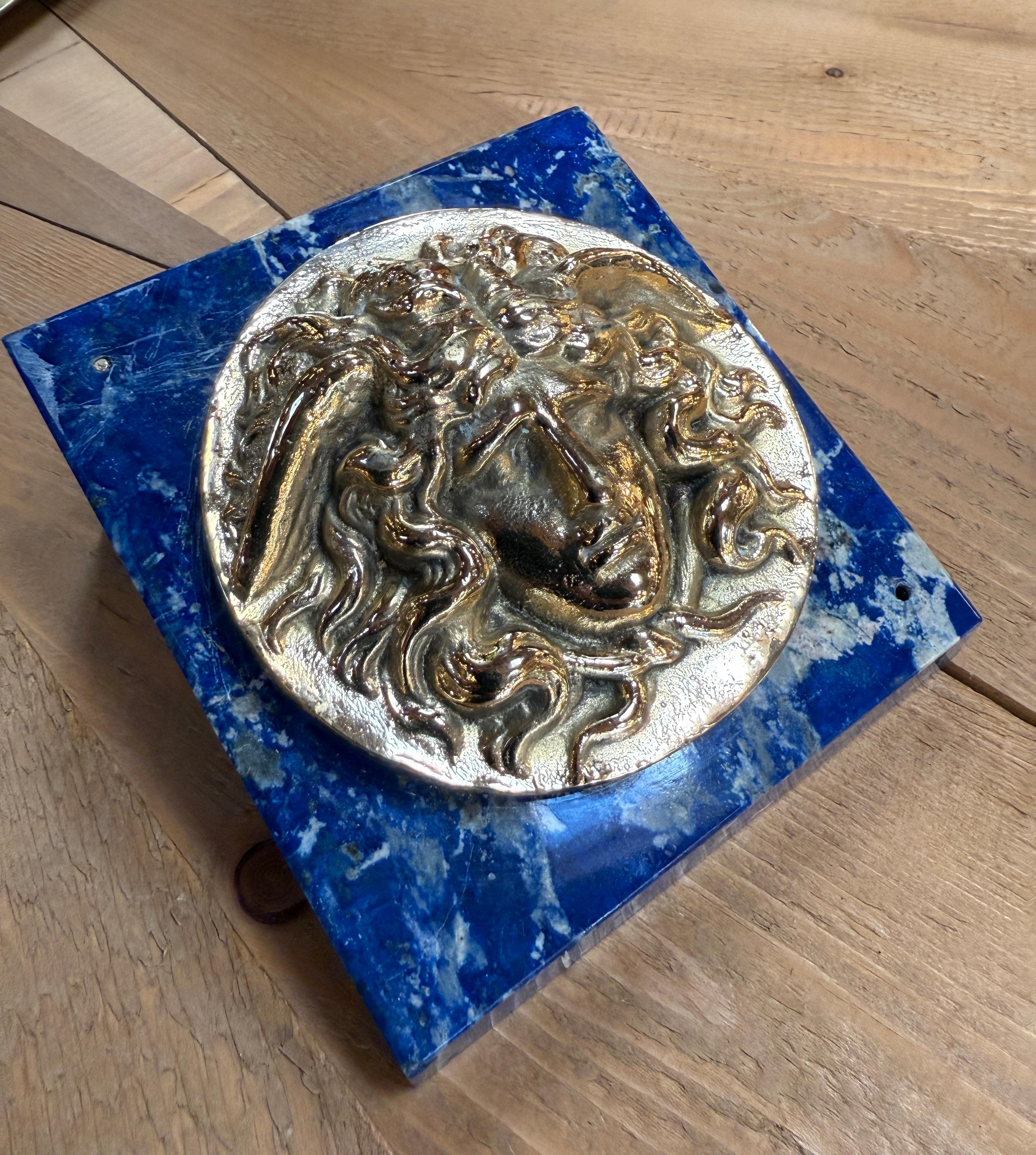 Targa Medusa in lapislazzuli e bronzo dorato, Gioielleria Tarascio, Roma in vendita 1