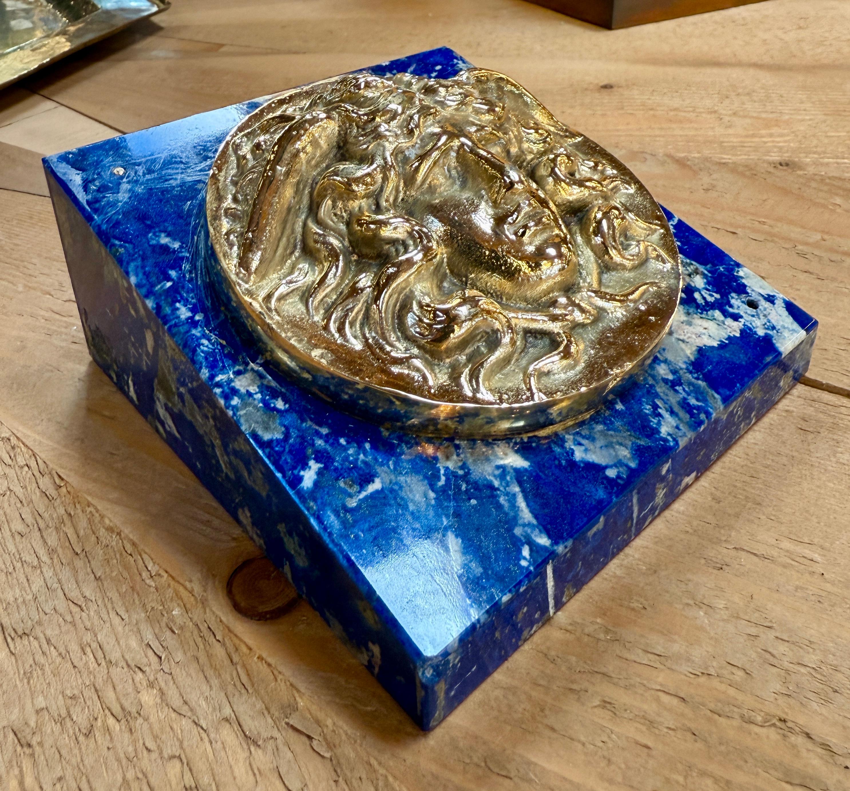 Targa Medusa in lapislazzuli e bronzo dorato, Gioielleria Tarascio, Roma in vendita 2
