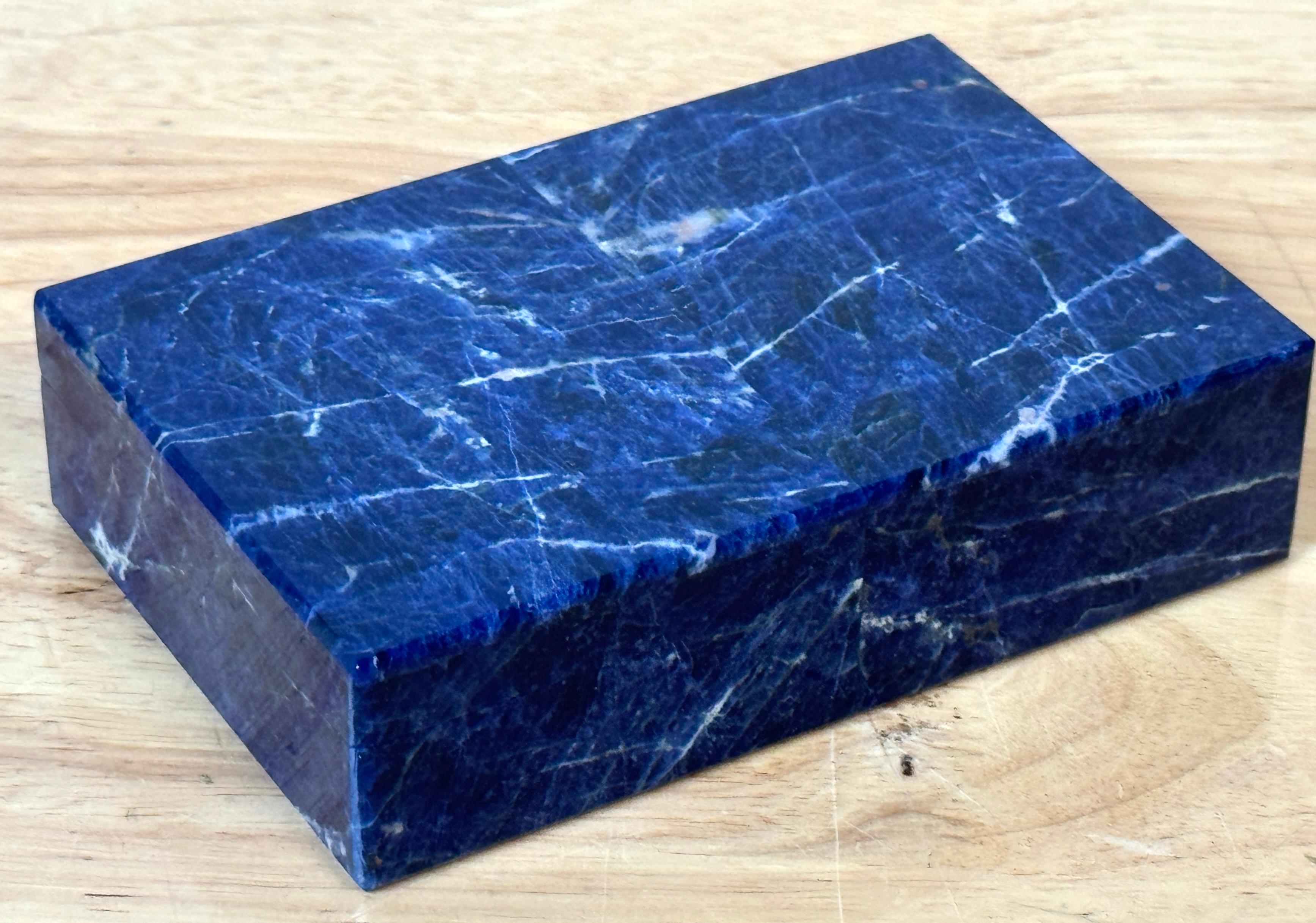 Boîte de table italienne en lapis-lazuli, cristal de roche et agate mousse avec charnière en vermeil, vers les années 1970

Boîte de table italienne raffinée et sculpturale datant des années 1970, composée de manière experte de trois pierres