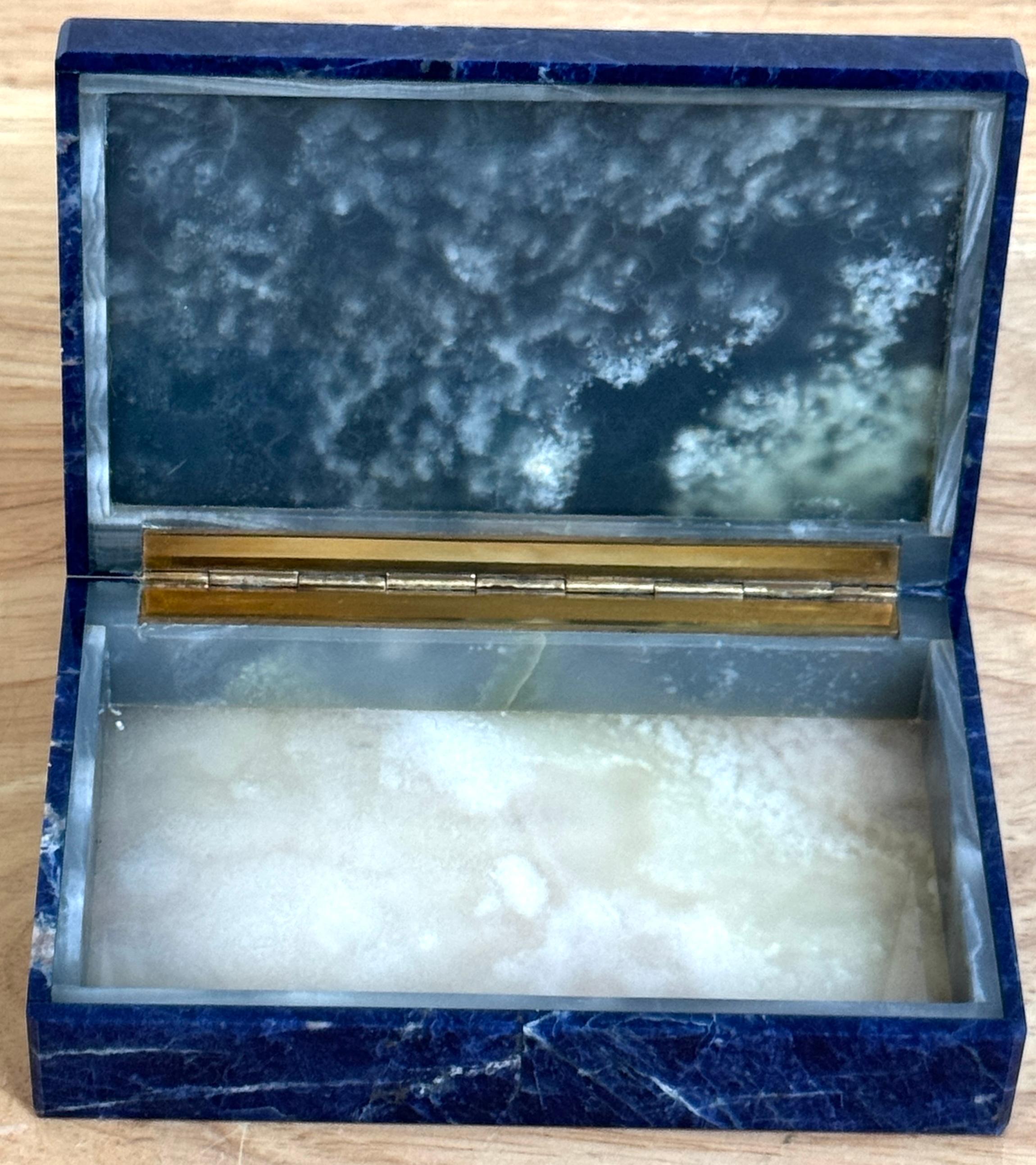 Doré Boîte de table italienne en lapis-lazuli, cristal de roche et agate mousse, charnière en vermeil, années 1970 en vente