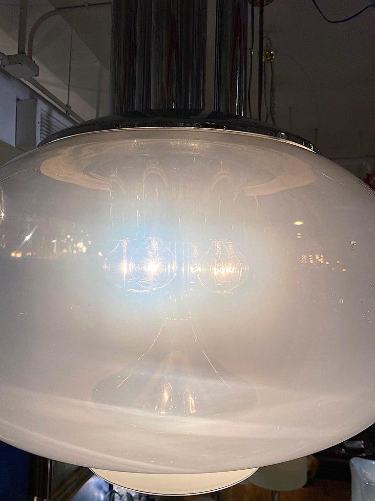 Mid-Century Modern Grande lampe suspendue italienne des années 1970 avec abat-jour en chrome et verre soufflé en vente