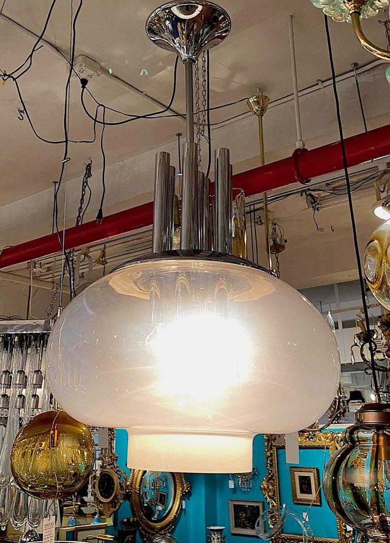 Fin du 20e siècle Grande lampe suspendue italienne des années 1970 avec abat-jour en chrome et verre soufflé en vente