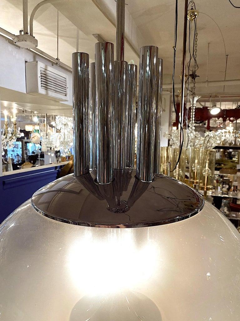 Verre Grande lampe suspendue italienne des années 1970 avec abat-jour en chrome et verre soufflé en vente