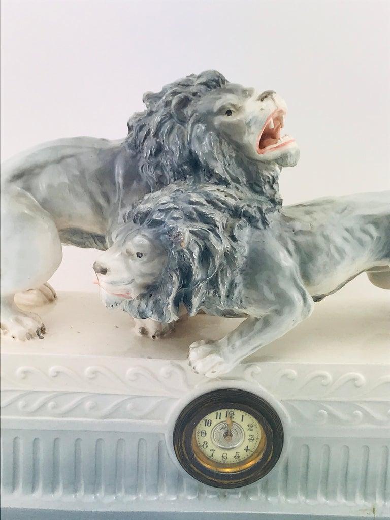 Italian Large Art Deco 1940s Ceramic Lions Sculpture Table Clock, 1940s In Good Condition For Sale In Byron Bay, NSW