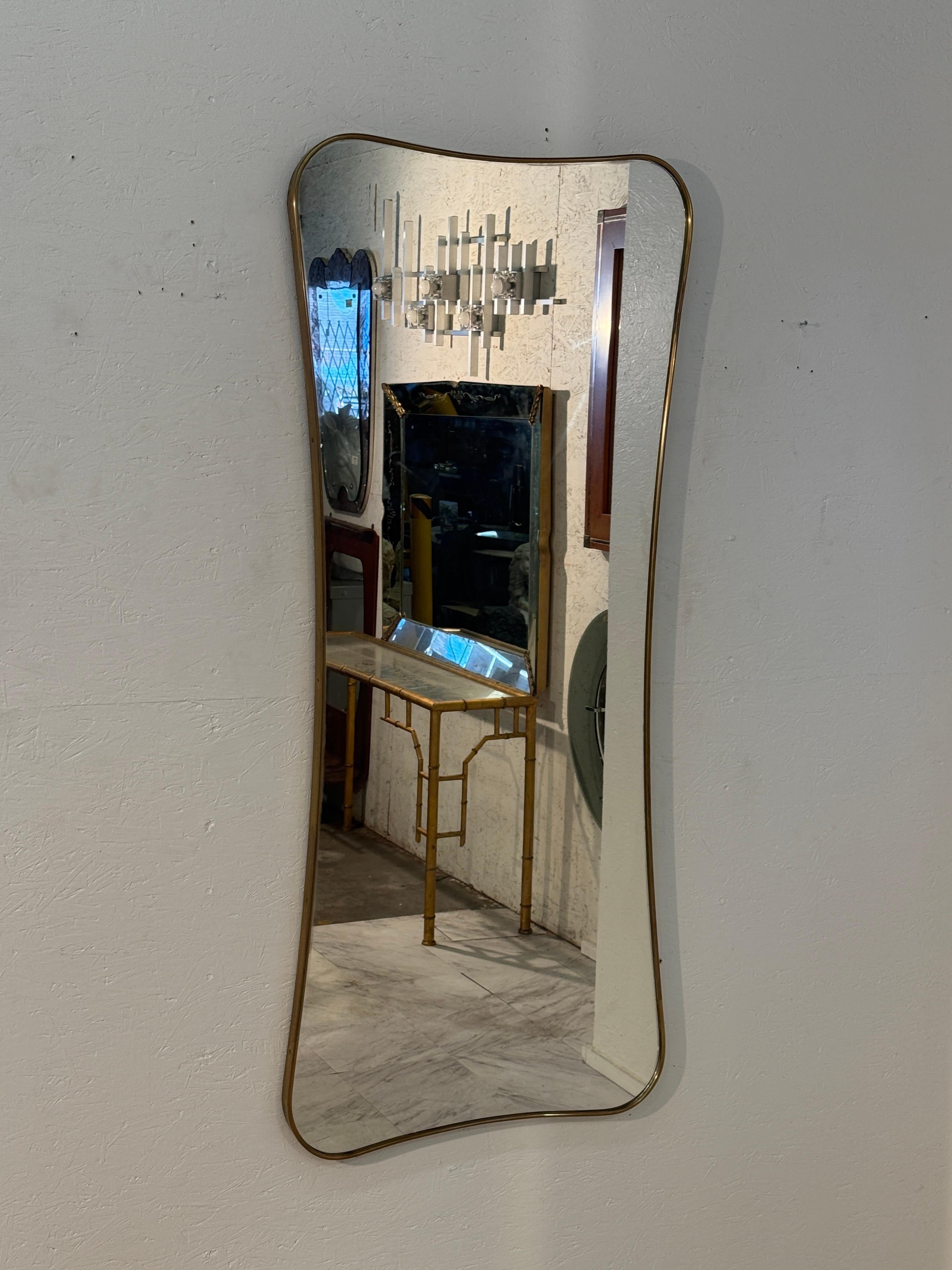 Le contour doucement incurvé crée un équilibre harmonieux entre le design organique et géométrique, incarnant la sophistication discrète de l'artisanat italien du milieu du siècle. La bordure en laiton d'origine a développé une patine chaude qui