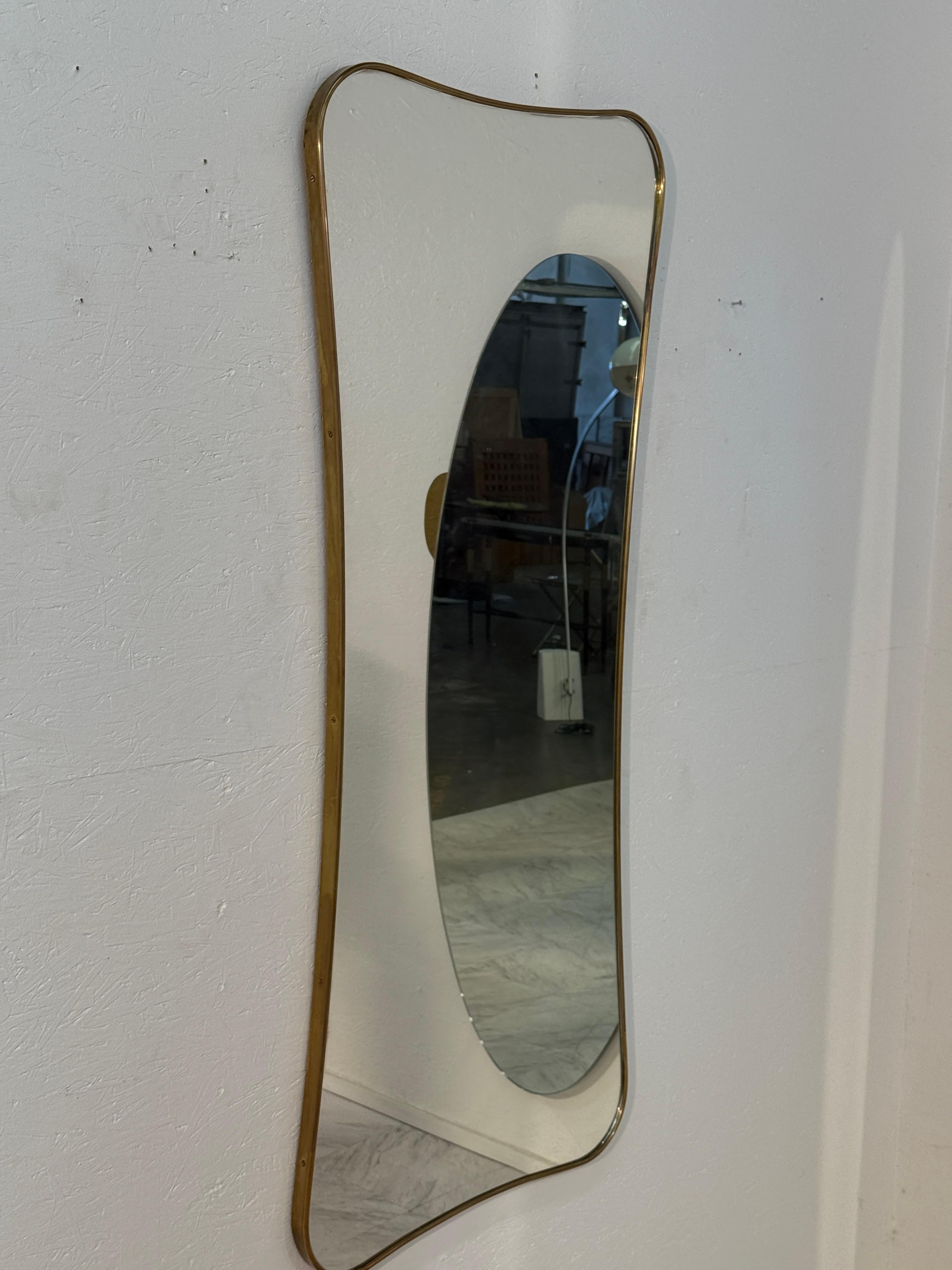 Moderne Grand miroir mural italien encadré de laiton, années 1950 en vente