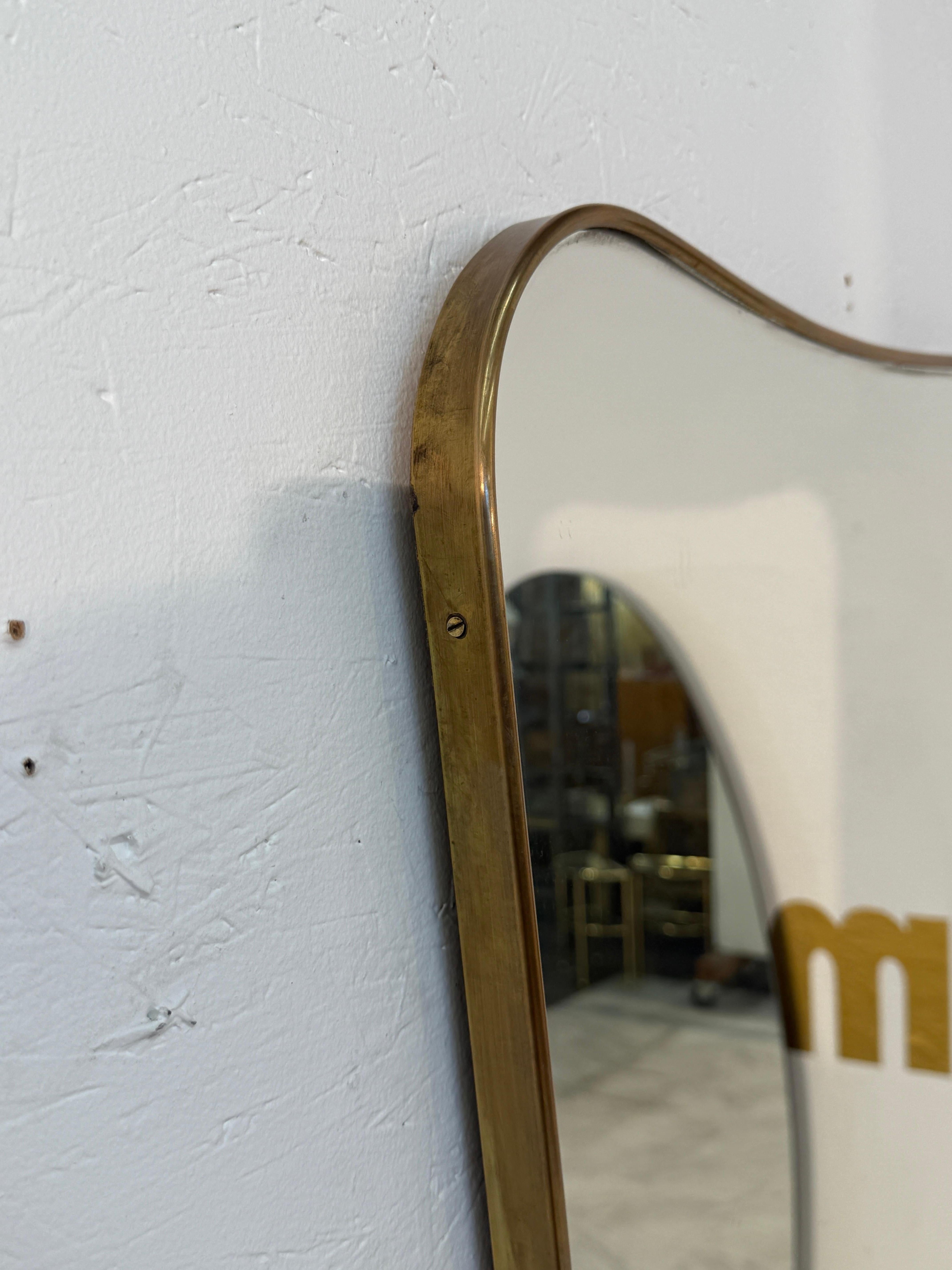 Milieu du XXe siècle Grand miroir mural italien encadré de laiton, années 1950 en vente