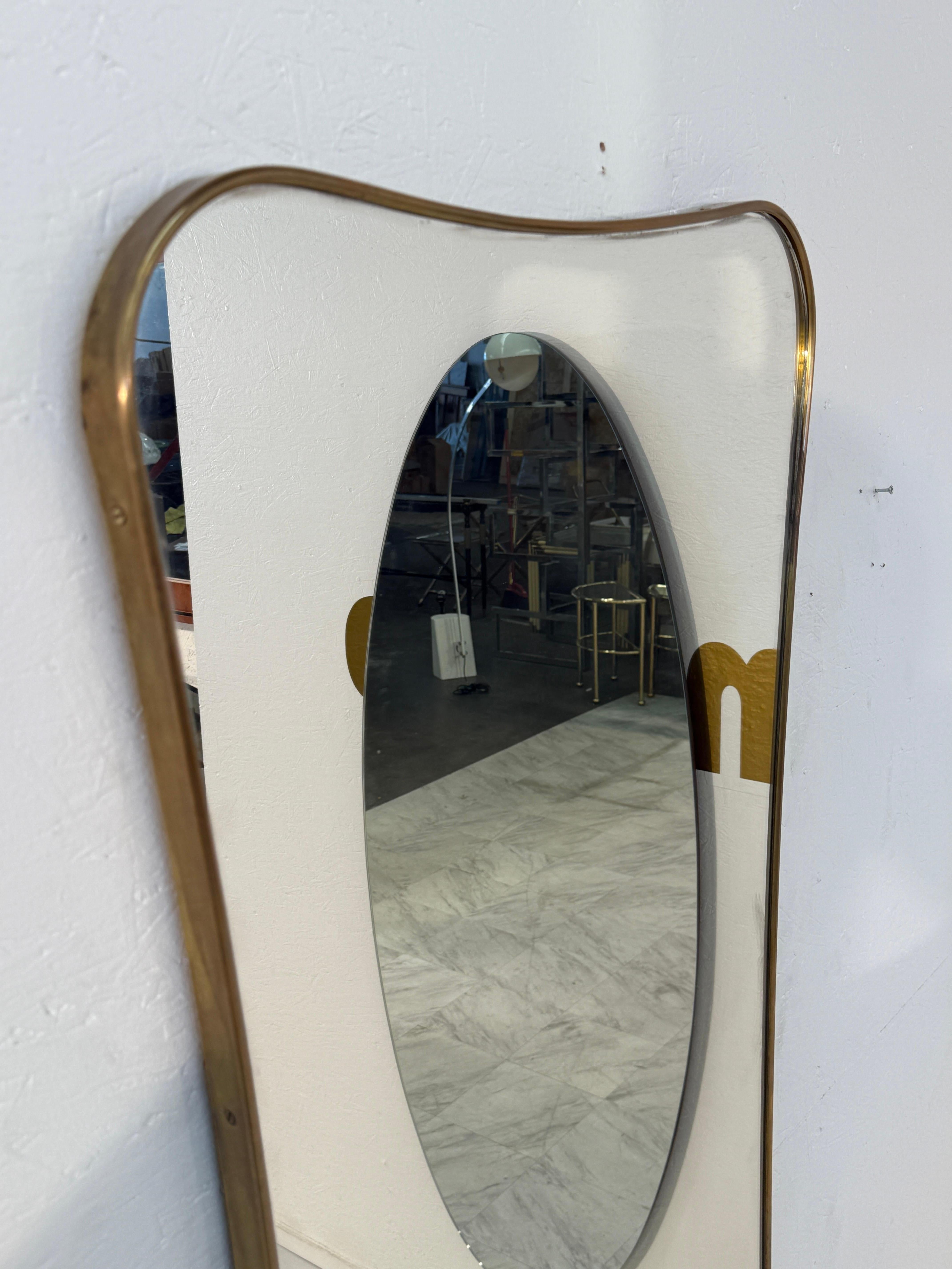 Laiton Grand miroir mural italien encadré de laiton, années 1950 en vente