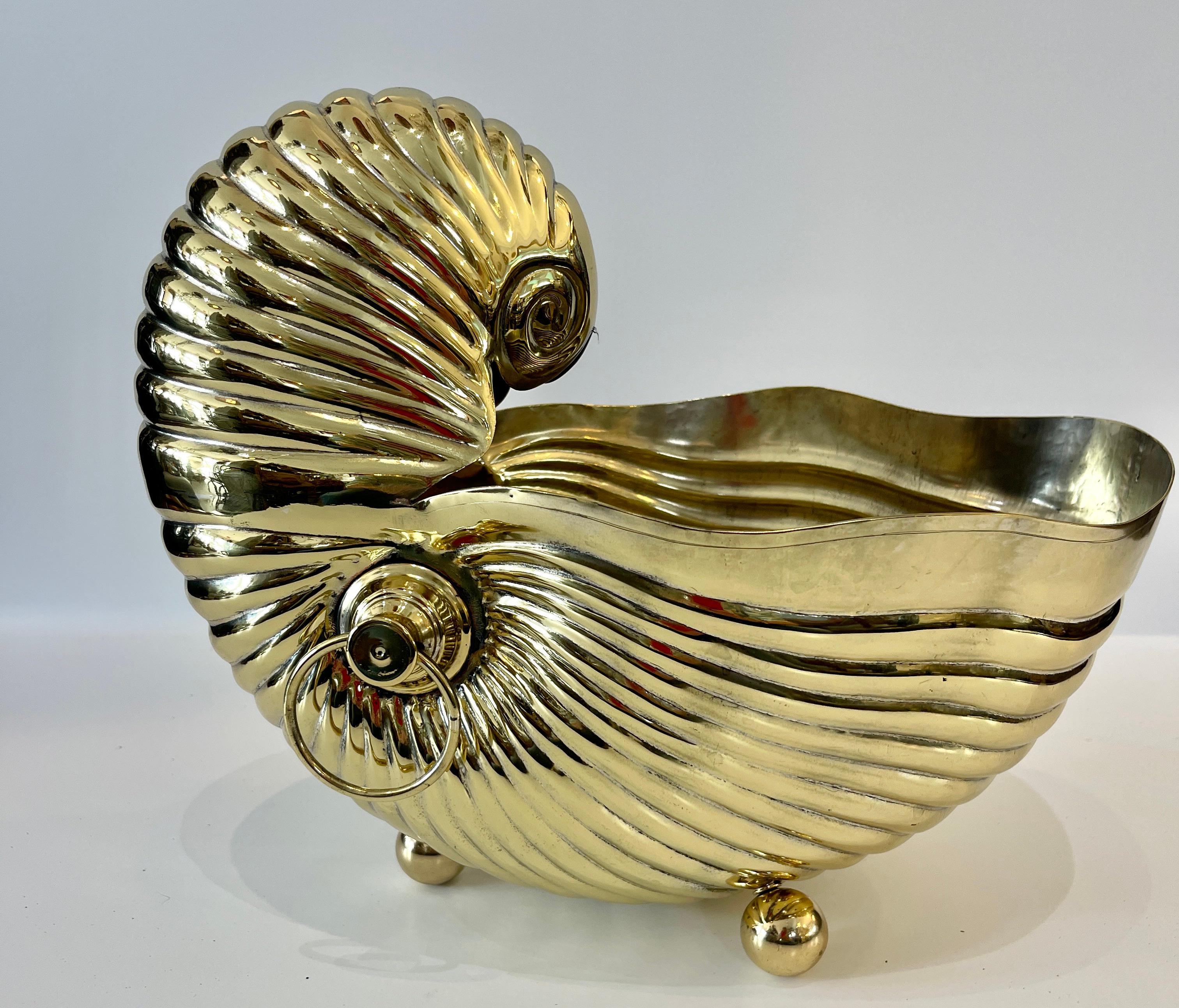 Solo , questo grande italiano extra large  Raffreddatore per bottiglie o fioriera in ottone con guscio Nautilus.
Recentemente è stato lucidato.
Condizioni vintage da molto buone a eccellenti, coerenti con l'età e l'uso.