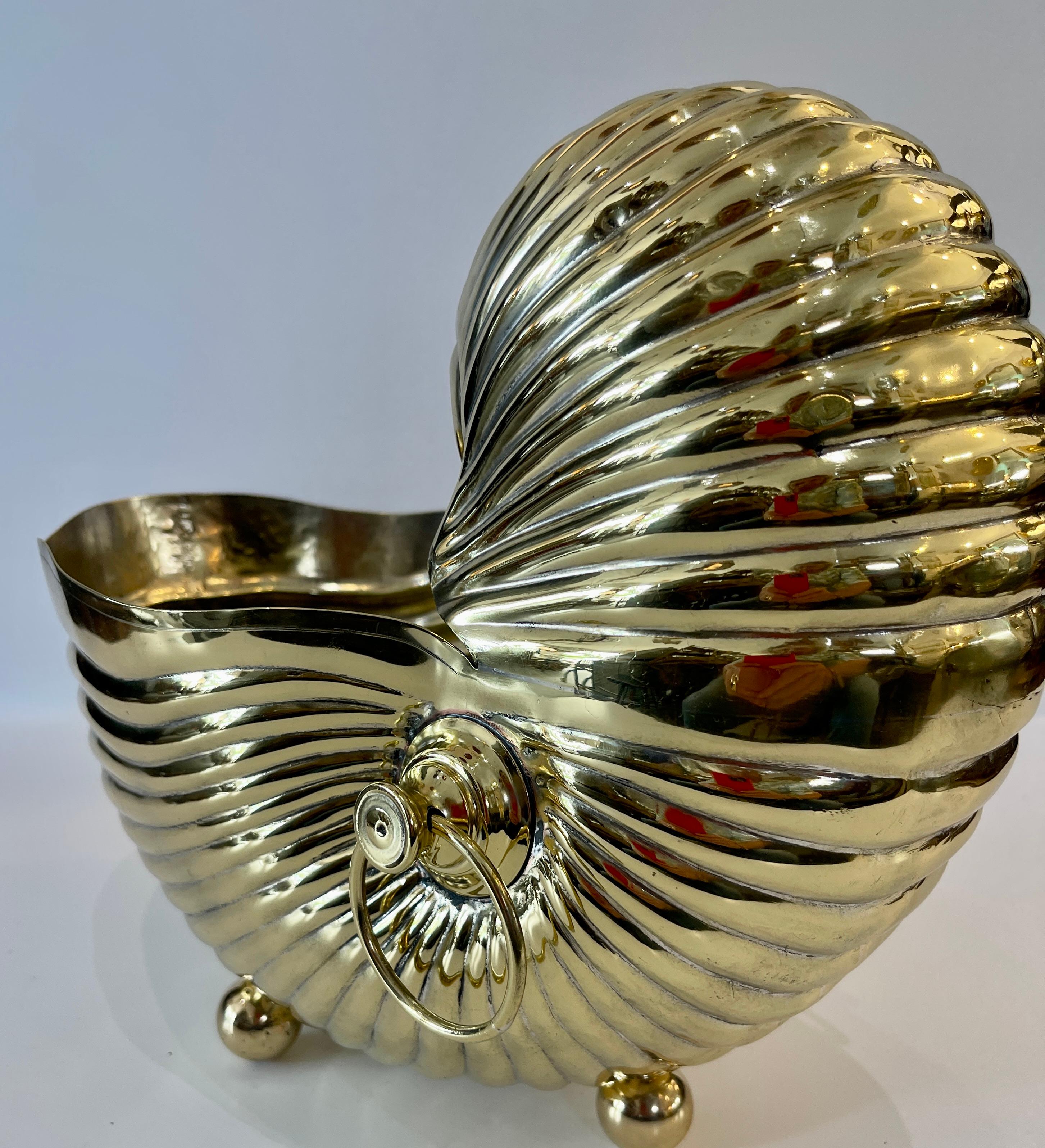 Hollywood Regency Italiano Grande  Raffreddatore per bottiglie o fioriera in ottone con conchiglia Nautilus in vendita