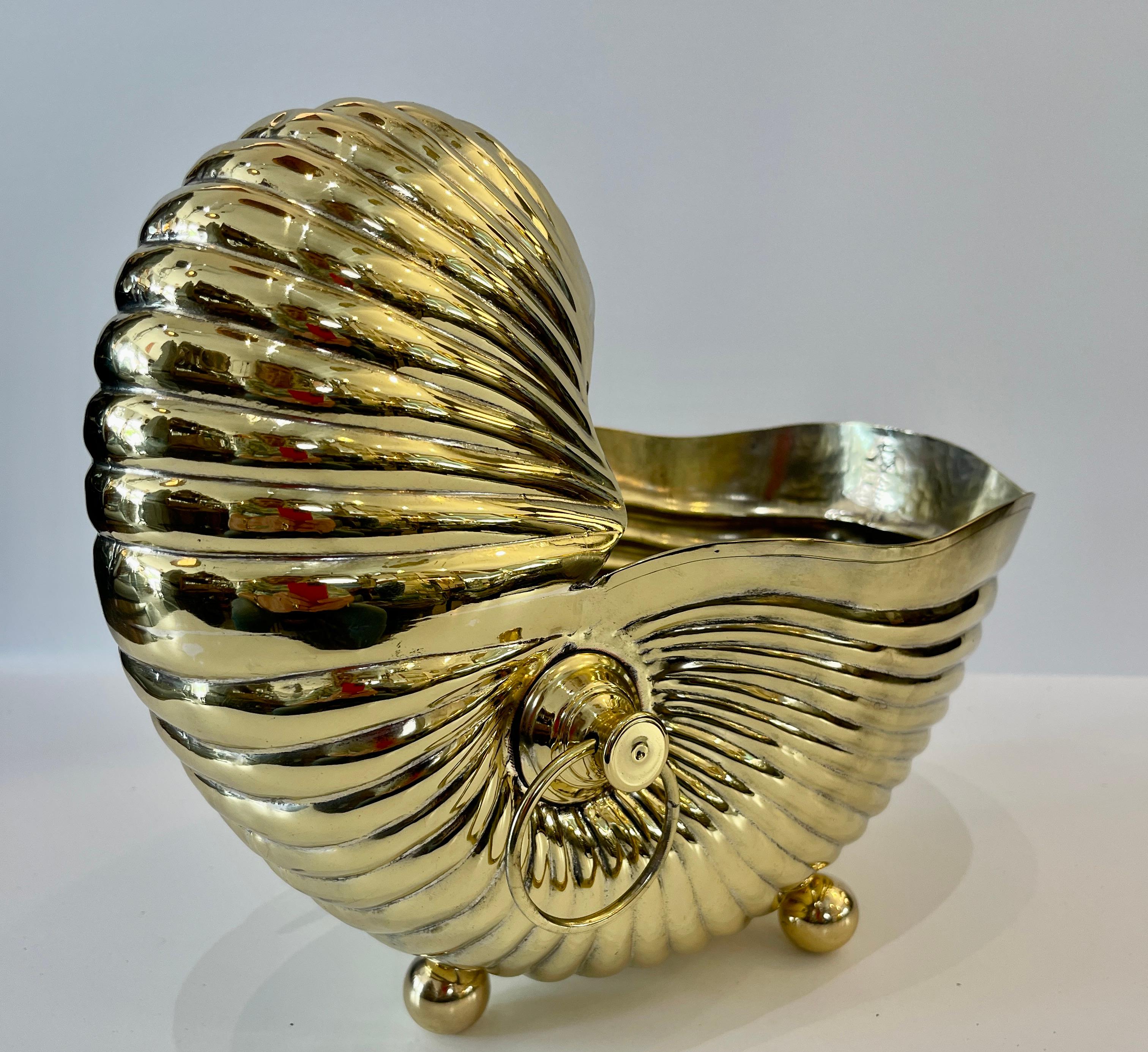 Fatto a mano Italiano Grande  Raffreddatore per bottiglie o fioriera in ottone con conchiglia Nautilus in vendita