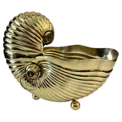 Italiano Grande  Raffreddatore per bottiglie o fioriera in ottone con conchiglia Nautilus