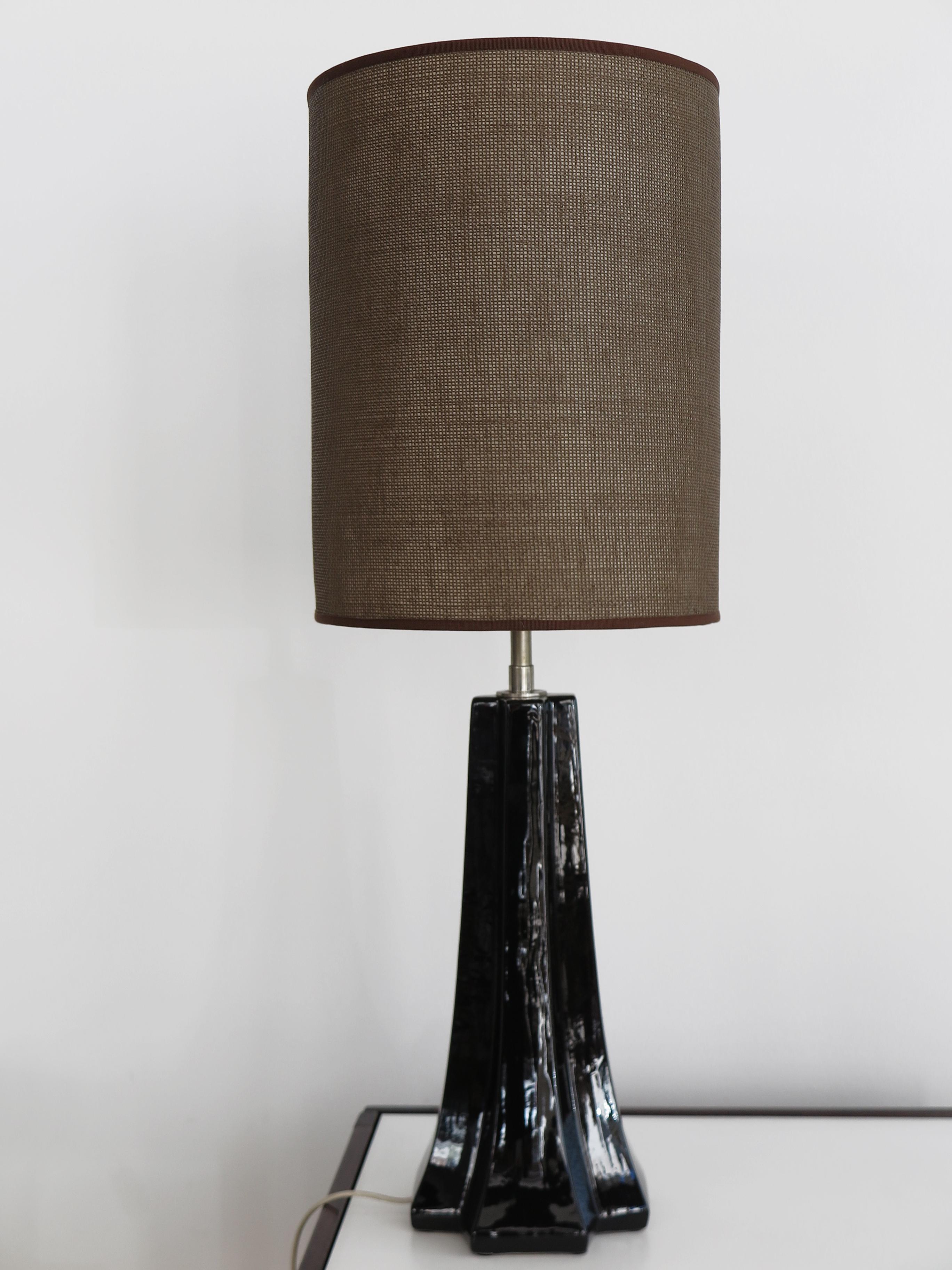 Italian Mid-Century Modern design large table lamp lampshade with double switch (only above - above and below) and with glossy black lacquered ceramic base and new fabric lampshade, Italy 1960.

Please note that the lamp is original of the period